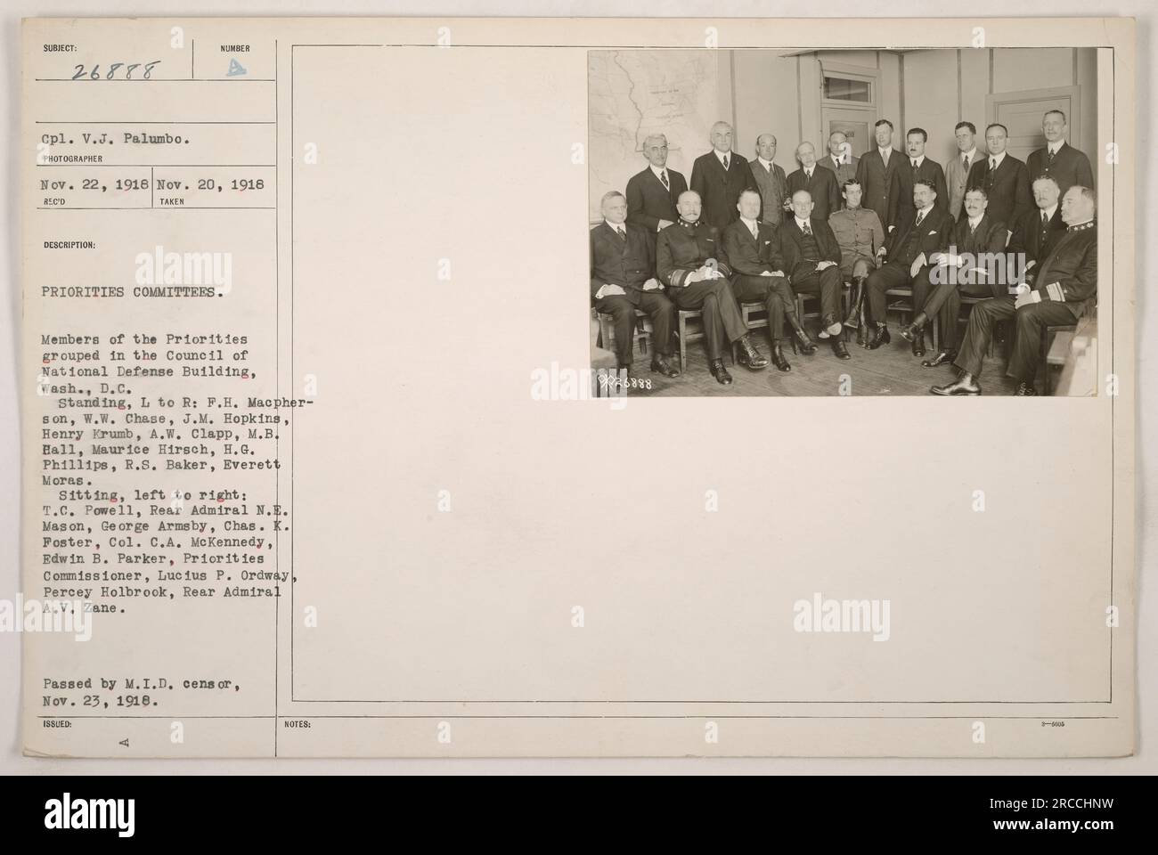 Mitglieder der Prioritätenausschüsse, die am 22. November 1918 im Council of National Defense Building in Washington, D.C. zusammengeschlossen wurden. Stehend, von links nach rechts: F.H. MacPherson, W. W. Chase, J.M. Hopkins, Henry Krumb, A.W. Clapp, M.B. Hall, Maurice Hirsch, H.G. Phillips, R.S. Baker, Everett Moras. Sitzend, von links nach rechts: T.C. Powell, Konteradmiral N.E. Mason, George Armsby, Can. K. Foster, Oberst C.A. McKennedy, Edwin B. Parker, Priorities Commissioner, Lucius P. Ordway, Percy Holbrook, Konteradmiral A.V. Zane. Stockfoto