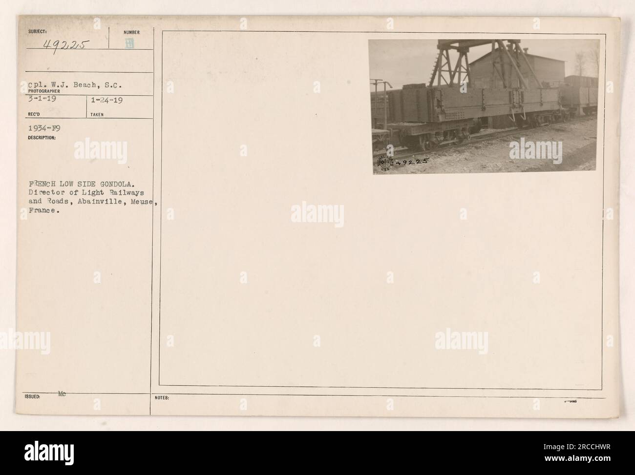 Eine französische Low-Side-Gondel, die vom Director of Light Railways and Roads in Abainville, Mause, Frankreich, verwendet wird. Das Foto wurde am 24. Januar 1919 aufgenommen und erhielt es 1934. Das Bild zeigt die Gondel, die von einem Militärpersonal namens cpl geführt wird. W.J. Strand vom Signalkorps. Stockfoto