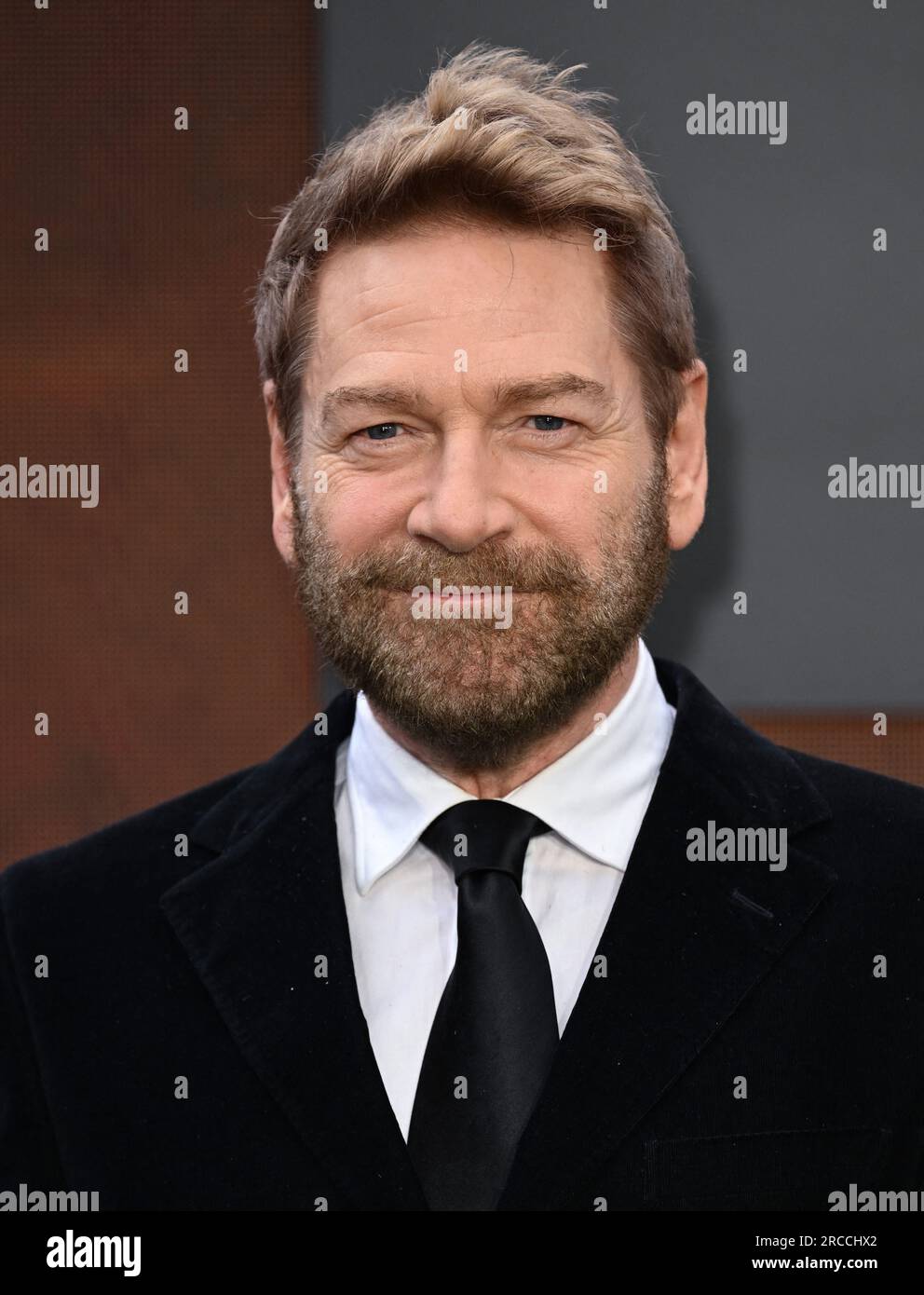 London, Großbritannien. 13. Juli 2023. Kenneth Branagh bei der Oppenheimer UK Premiere, London, Großbritannien, 13. Juli 2023. Die Besetzung des neuen Films Oppenheimer verließ die britische Premiere in London „um ihre Streikschilder zu schreiben“, bevor Hollywood-Schauspieler streiken. Am Donnerstagabend verließen die Hauptdarsteller von Christopher Nolans mit Spannung erwarteter Kriegsbiographie die Premiere des Films im Odeon Luxe auf dem Leicester Square in Solidarität mit der US-Schauspielerunion Sag-Aftra. Foto: Stuart Hardy/ABACAPRESS.COM Kredit: Abaca Press/Alamy Live News Stockfoto