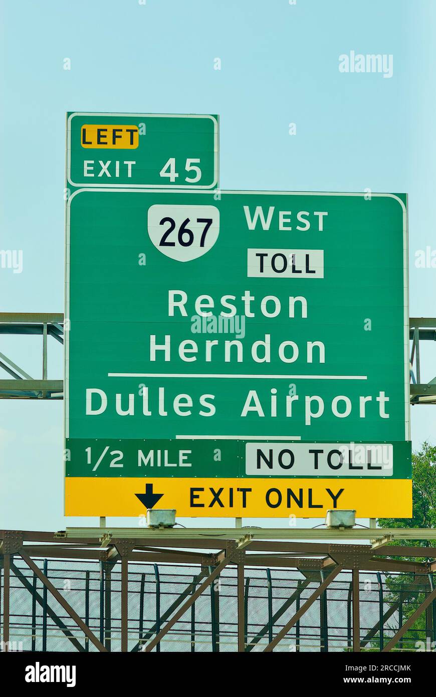 Tysons Corner, Virginia, USA - 17. Juni 2023: Nahaufnahme eines Ausfahrtsschilds auf der Interstate 495 in Fairfax County für Reston, Herndon und Dulles Airport. Stockfoto
