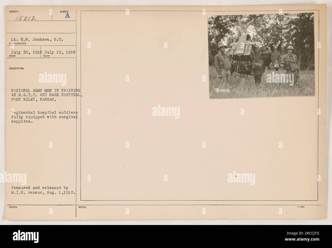Leutnant E.N. Jackson, S.C. und National Army Männer in Ausbildung am M.O.T.C. und Base Hospital, Fort Riley, Kansas. Das Foto zeigt Soldaten aus dem Regimentskrankenhaus, die mit chirurgischen Hilfsmitteln ausgestattet sind. Das Bild wurde am 19. Juli 1918 aufgenommen und am 1. August 1918 vom M.I.B.-Zensor veröffentlicht. Stockfoto