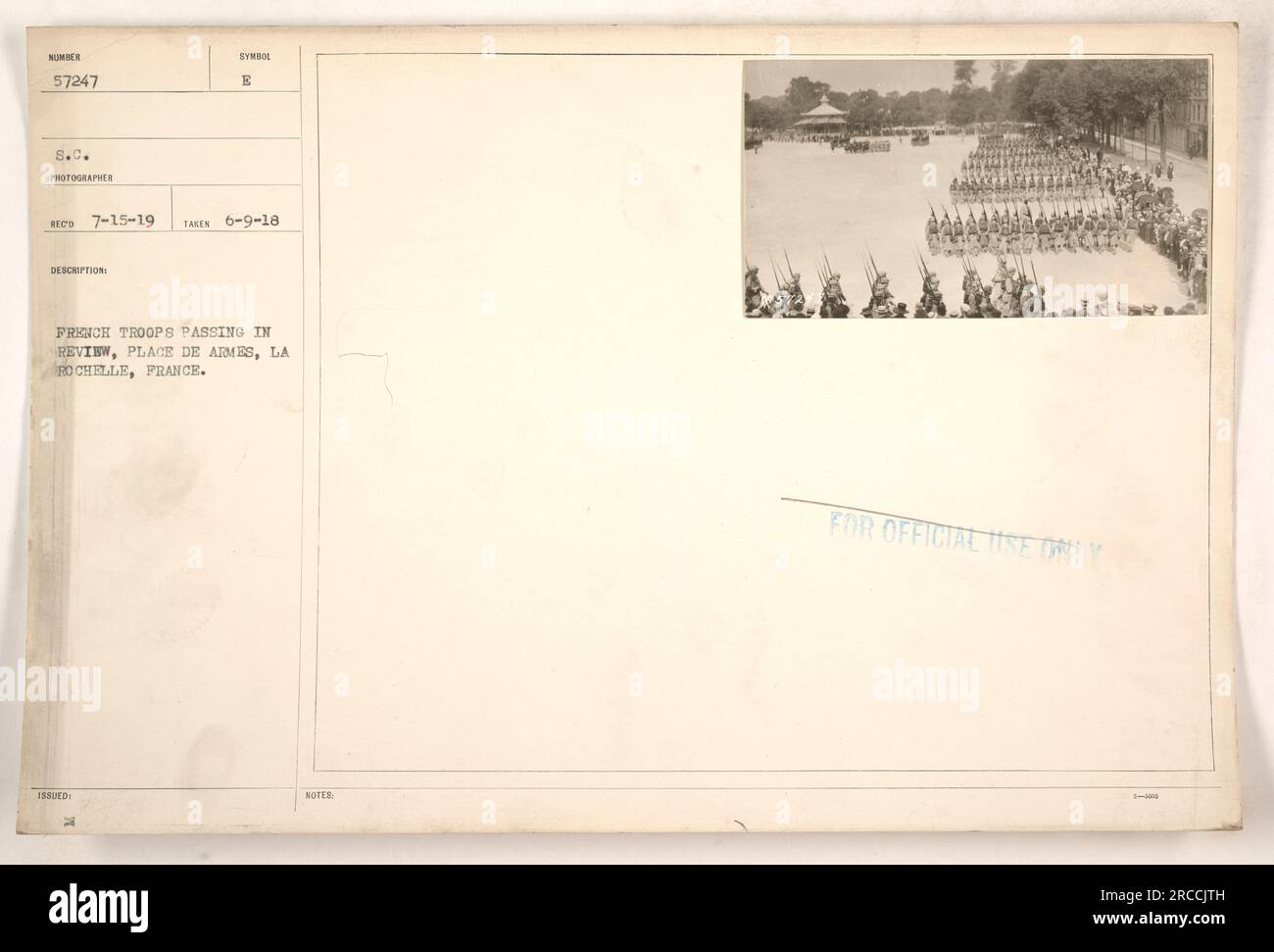 DATEI. DATUM: 9. Juni 1918. Französische Truppen marschieren und passieren in Rückschau am Place de Armes in La Rochelle, Frankreich. Dieses Ereignis fand während des Ersten Weltkriegs statt Das Bild wurde von einem Fotografen mit der folgenden Beschreibung aufgenommen: SU 57247 S.C. FOTOGRAF BESCHREIBUNG SYMBOL RECD 7-15-19. Stockfoto