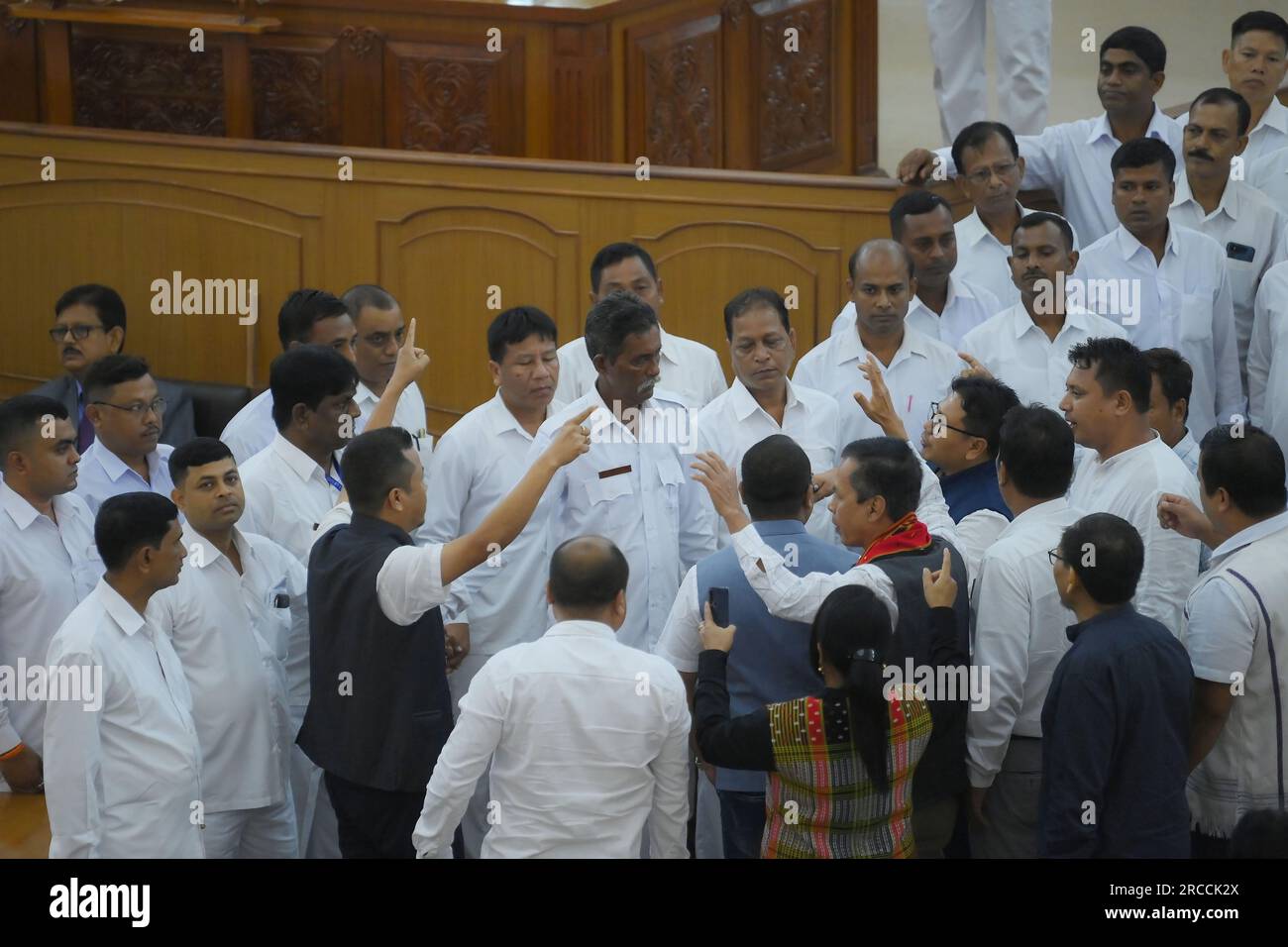 Kongress MLA Sudip Roy Barman, der vor Beginn der Haushaltssitzung in Agartala Weihwasser in der Versammlung verbreitet. Tripura, Indien. Stockfoto