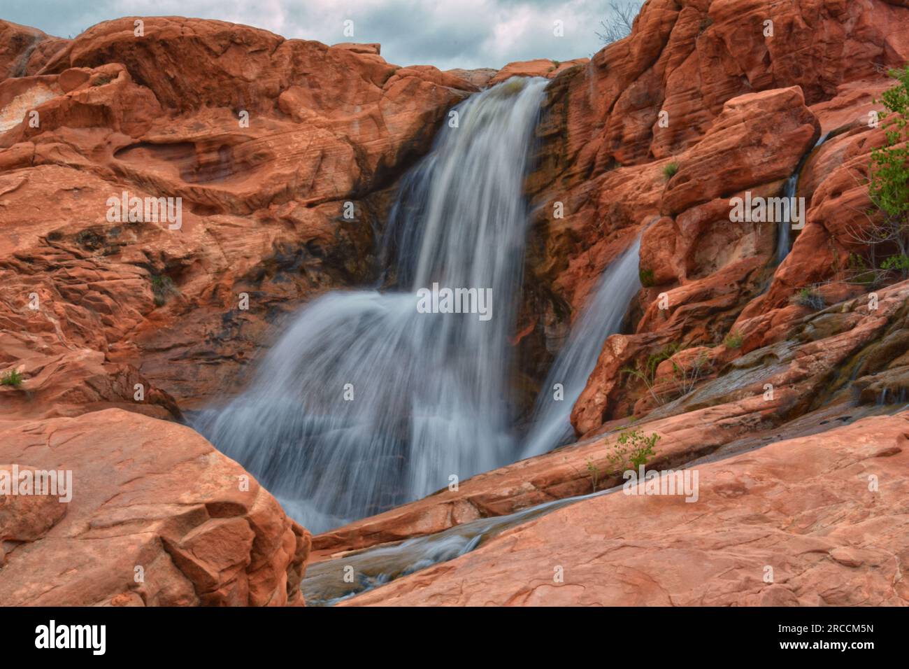 Blick auf den Wasserfall im Gunlock Falls State Park Reservoir, Utah by St George. 2023 Rekordsnowpack-Frühlingsrennen über Wüstenerosionssandstein. USA. Stockfoto