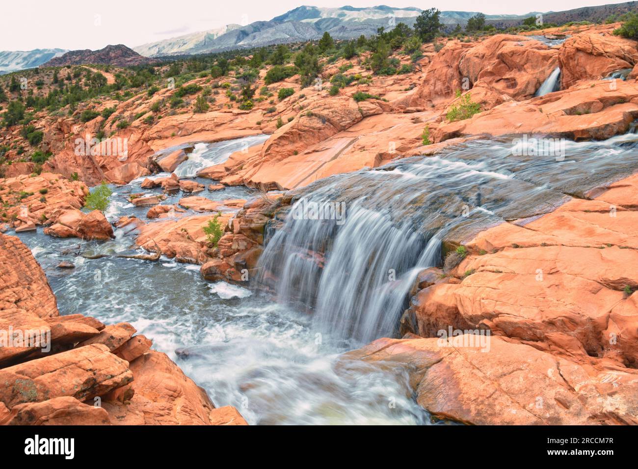 Blick auf den Wasserfall im Gunlock Falls State Park Reservoir, Utah by St George. 2023 Rekordsnowpack-Frühlingsrennen über Wüstenerosionssandstein. USA. Stockfoto