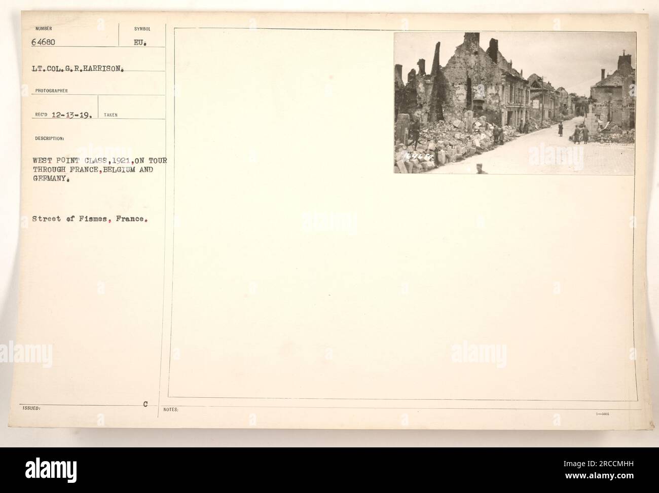 West Point Klasse 1921 während ihrer Tour in Frankreich, Belgien und Deutschland. Dieses Foto zeigt eine Straße in Fismes, Frankreich, mit Lieutenant Colonel G. R. Harrison, der die Szene am 13. Dezember 1919 einfängt. Bild Nummer 64680, der Fotograf war Red. Stockfoto