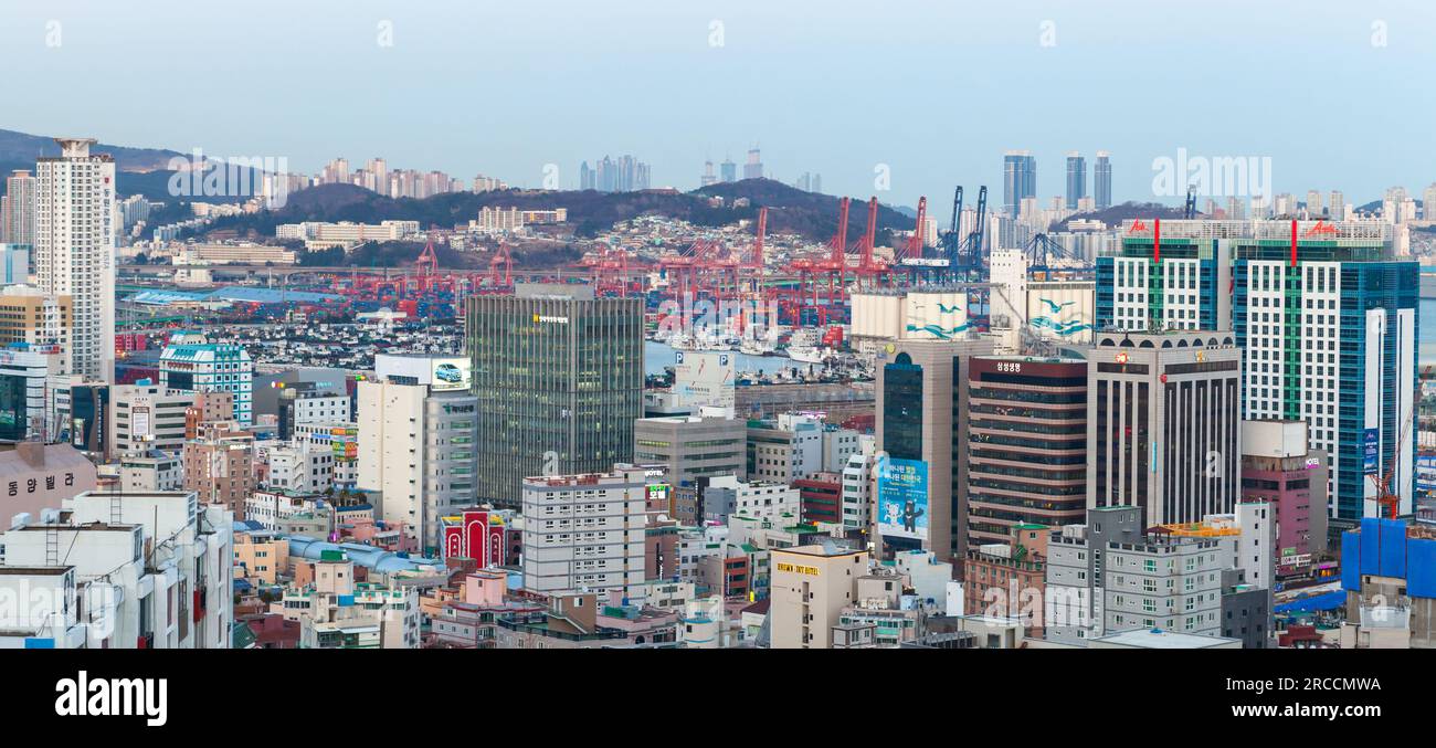 Busan, Südkorea - 13. März 2018: Panoramablick auf die Innenstadt von Busan, Luftaufnahme der Küste am Tag Stockfoto