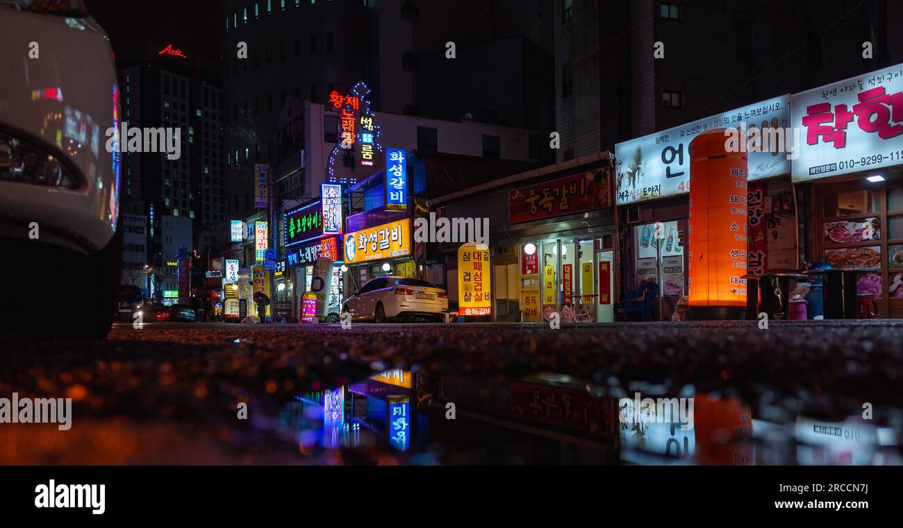 Busan, Südkorea - 19. März 2018: Panoramablick auf die Straße bei Nacht mit farbenfroher Neonwerbung Stockfoto
