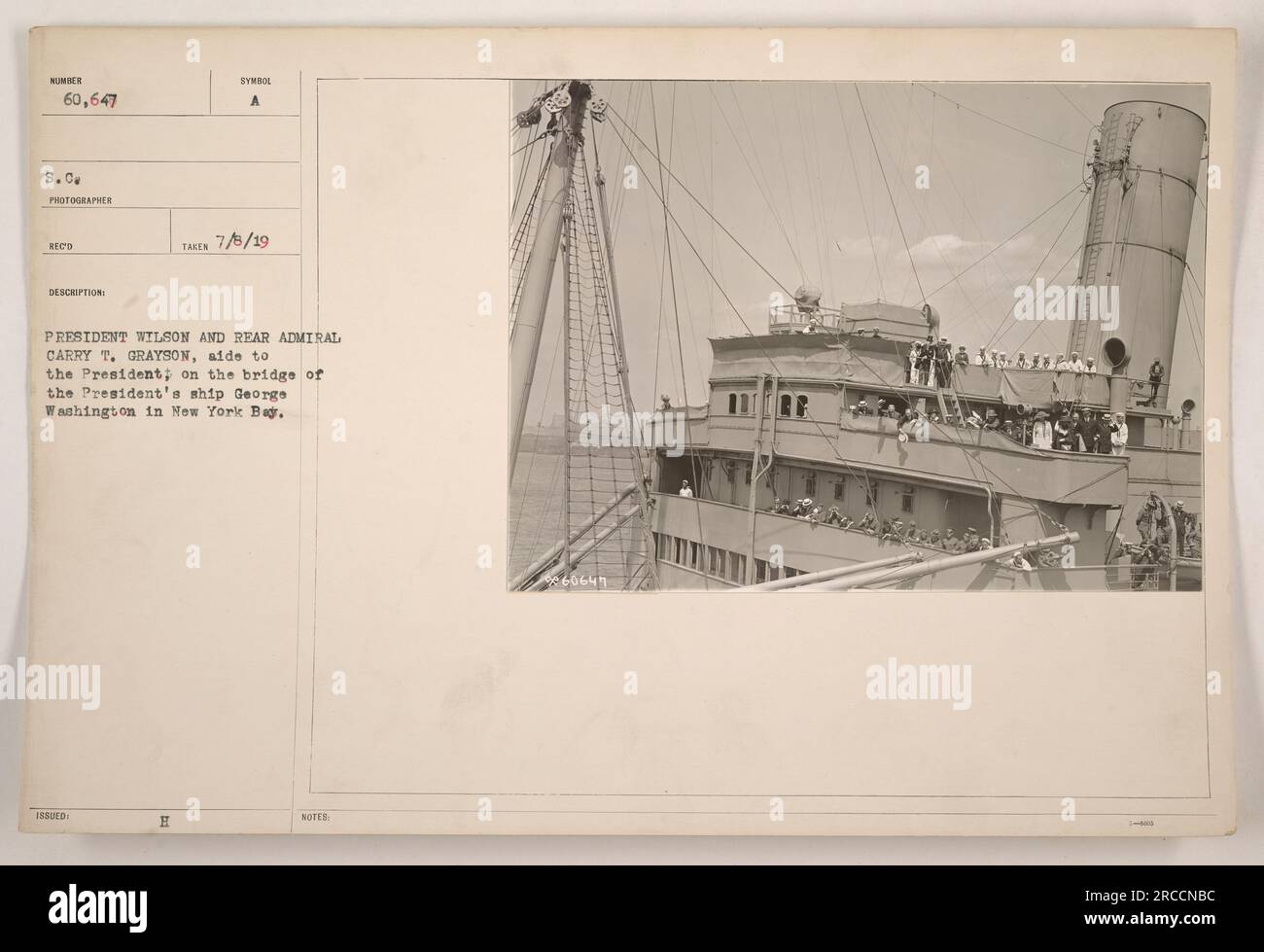 Präsident Wilson und Konteradmiral Cary T. Grayson auf der Brücke der USS George Washington in New York Bay, New York City. Foto aufgenommen am 8. Juli 1919. Stockfoto