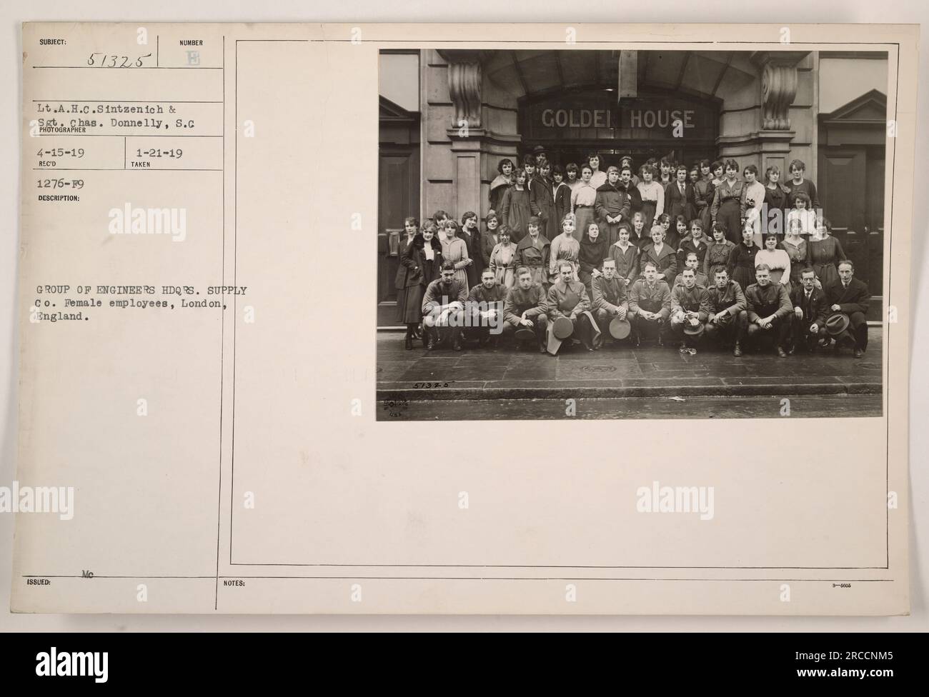 Gruppe von Ingenieuren von der Zentrale Supply Company, die sich mit weiblichen Angestellten in London, England, posieren. Leutnant A.H.C. Sintzenich und Sergeant Chas. Donnelly auf dem Foto. Aufgenommen am 15. April 1919. Foto Nummer 51325 H. DOI: 21. Januar 1919. Lage: Golden House. (Fotograf) Unbekannt. Stockfoto