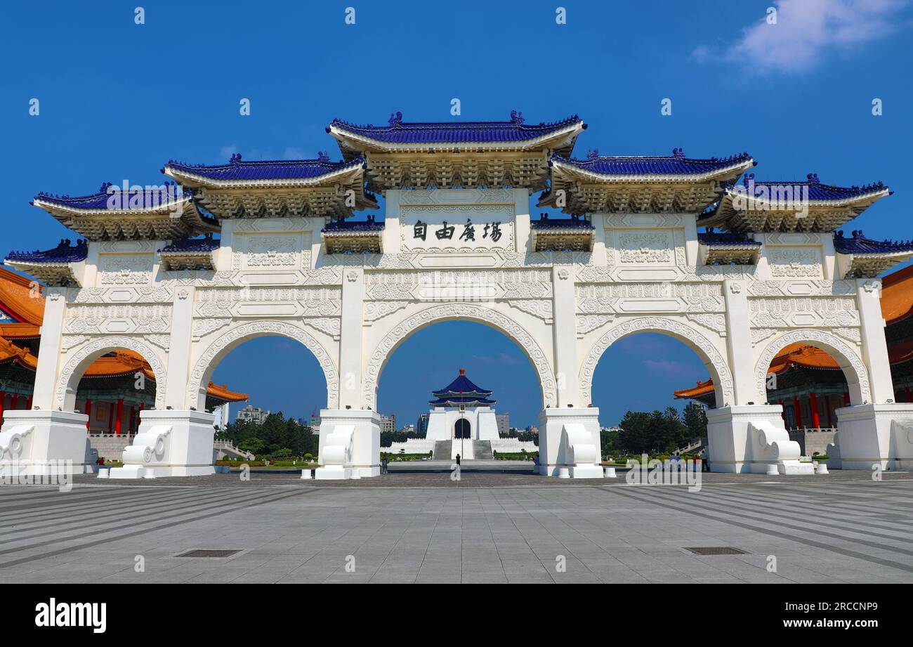 Die National Chiang Kai-Shek Memorial Hall blickt durch das Tor der großen Zentralität und perfekte Rechtschaffenheit, Memorial Hall Square, Taipei, Taiwan Stockfoto