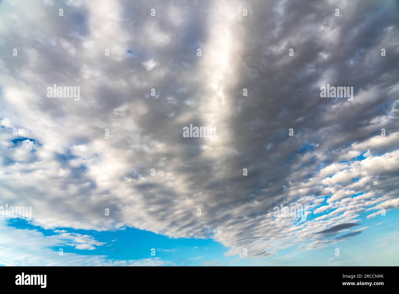 Wunderschöne, seltsam geformte Wolken Stockfoto