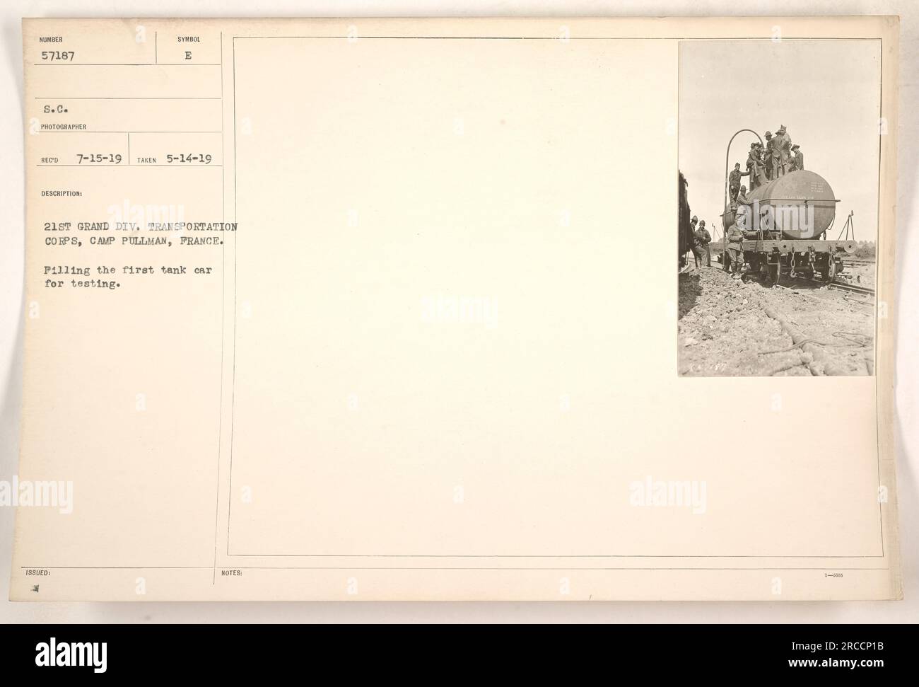 Das Foto zeigt Soldaten aus der 21. Grand Div Transportkorps in Camp Pullman, Frankreich. Sie füllen den ersten Panzerwagen, Nummer 57187 S.C. zu Testzwecken. Das Foto wurde am 14. Mai 1919 von den Fotografen-Empfehlungen aufgenommen und mit der Beschreibung „Symbol E“ ausgestellt. Stockfoto
