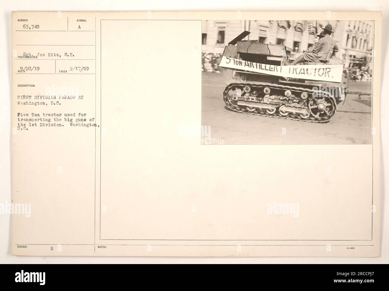 Auf diesem Foto, das am 17. September 1919 während der First Division Parade in Washington D.C. aufgenommen wurde, wird ein 5-Tonnen-Traktor gezeigt, der zum Transport der großen Waffen der 1. Division verwendet wird. Das Foto wurde von Joe Hitz, S.C., am 20. Februar 1919 aufgenommen. Es wurde mit der Beschreibung unter dem Symbol Einer PI RST DIVISION PARADE in der Sammlung identifiziert. Beachten Sie, dass der abgebildete Traktor als 5-Tonnen-Artillerie-Traktor mit der Codenummer 063740 identifiziert wurde. Stockfoto