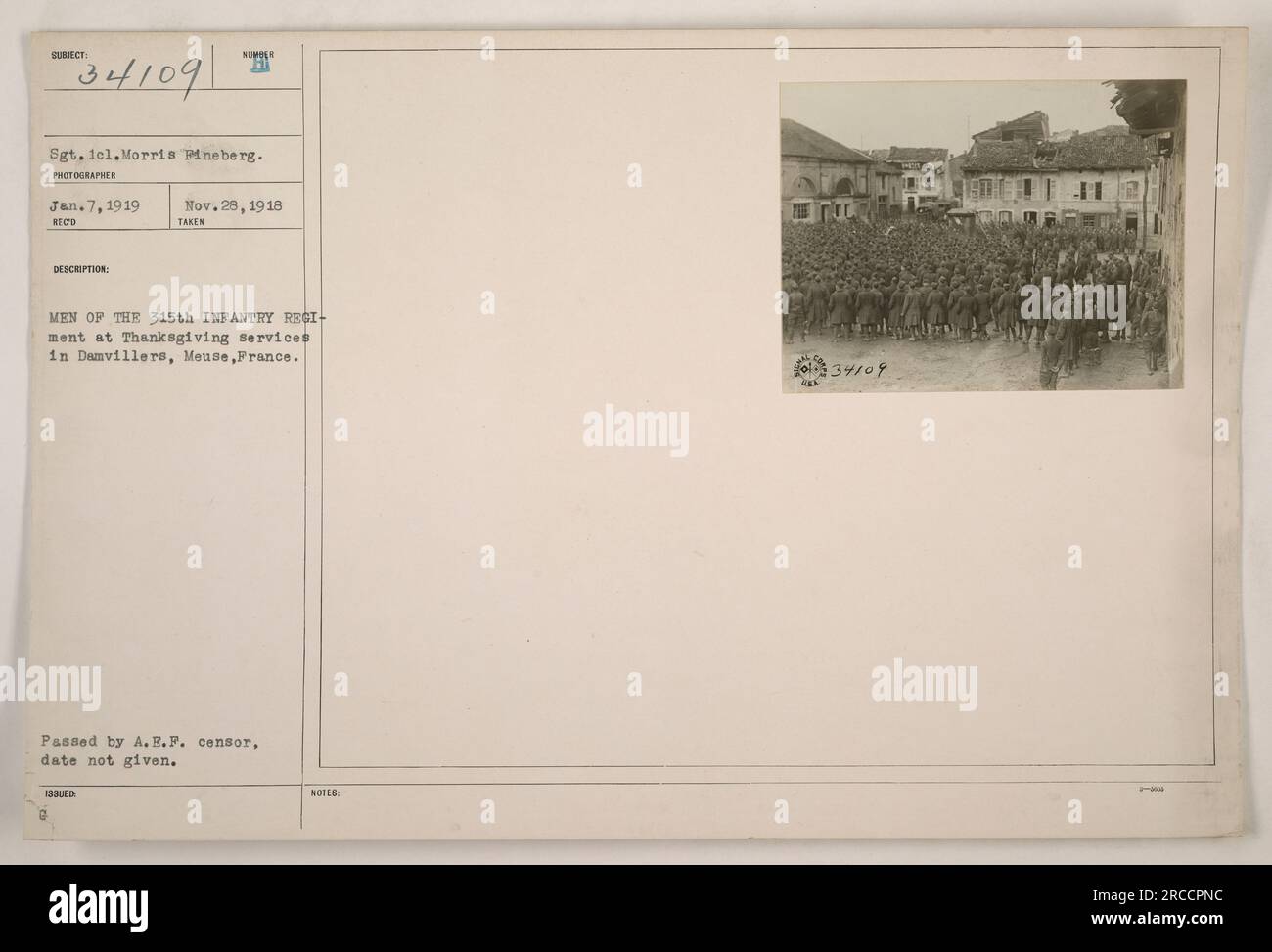 Soldaten des 315. Infanterie-Regiments besuchen Thanksgiving-Gottesdienste in Damvillers, Maas, Frankreich. Fotografiert am 7. Januar 1919. Sgt. 1cl. Morris Pineberg ist auf dem Bild zu sehen. Die Soldaten werden mit ihren Suola-Papieren gesehen, die am 28. November 1918 ausgestellt wurden. Die Zulassung des A.E.P. Zensors. Datum der Zensorengenehmigung nicht angegeben. Stockfoto