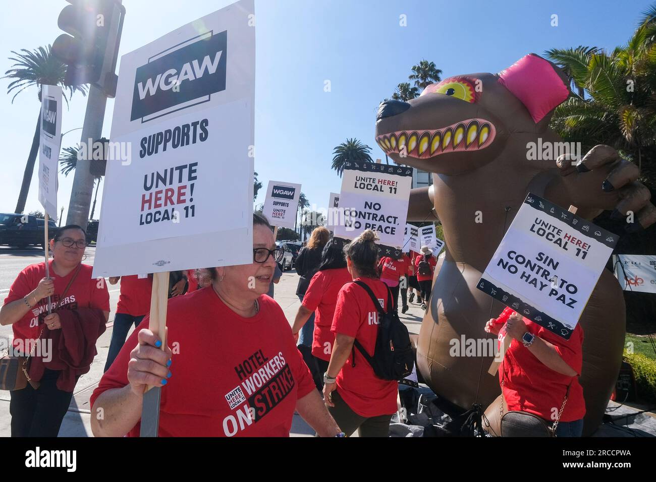 Los Angeles, Usa. 13. Juli 2023. Mitglieder der Writers Guild of America (WGA) unterstützen gemeinsam mit der Writers Guild of America West (WGAW) die streikenden Hotelangestellten. Lokale 11, da sie vor dem Fairmont Miramar Hotel & Bungalows in Santa Monica plündern. Kredit: SOPA Images Limited/Alamy Live News Stockfoto