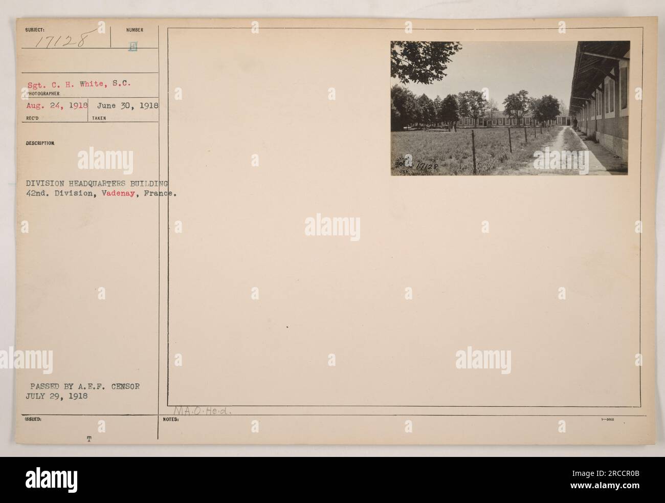 Sergeant C.H. White vom Signalkorps machte dieses Foto, Nummer 111-SC-17128, am 30. Juni 1918. Er erfasst das Gebäude des Division Headquarters der 42. Division in Vadenay, Frankreich während des 1. Weltkriegs Das Bild wurde von der A.E.F. Zensur am 29. Juli 1918, und es gibt zusätzliche Hinweise, aber die Nachricht scheint verschlüsselt zu sein - "NOGO PICOBOU JUIL". Stockfoto