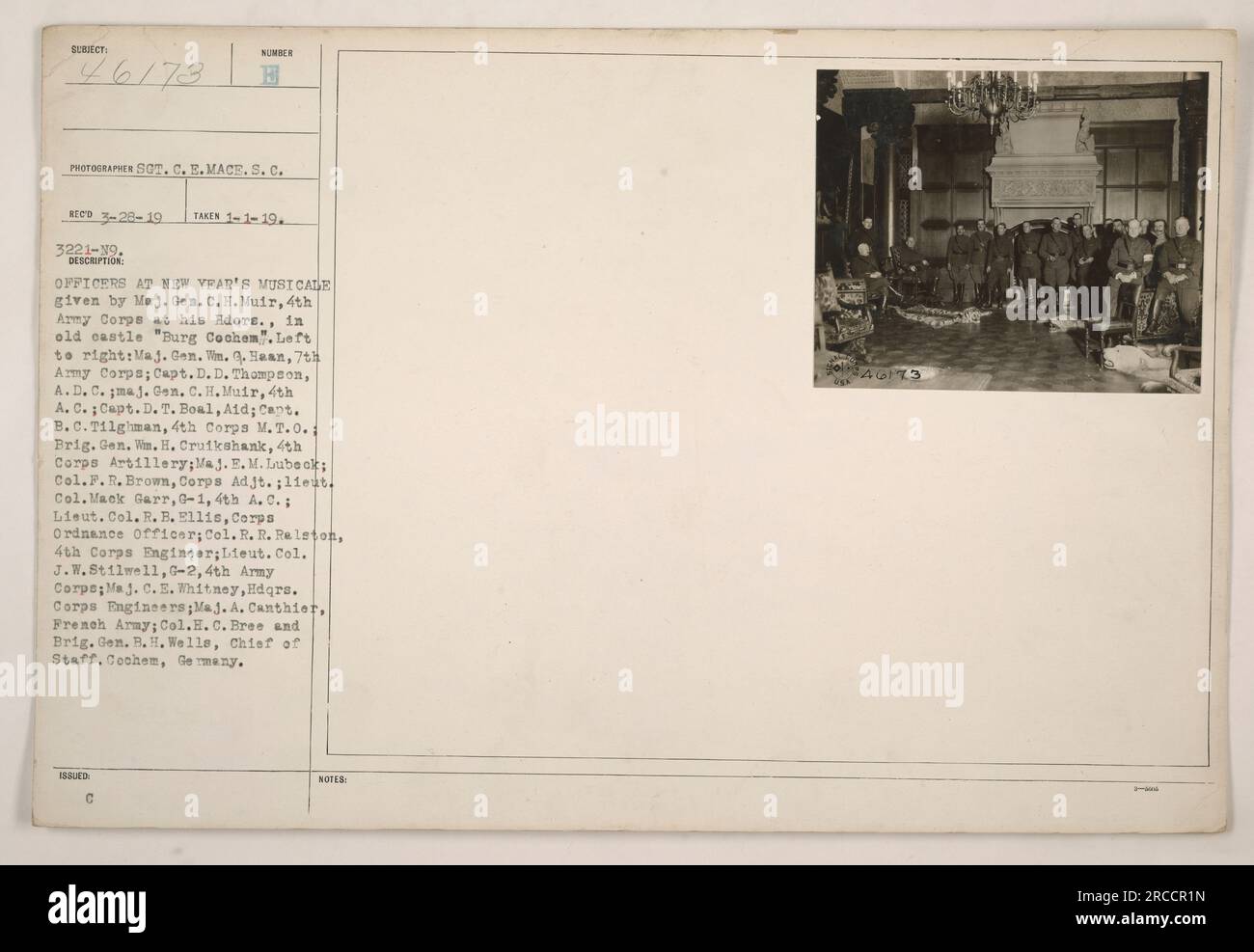 US-Militäroffiziere bei einem Silvestermusikal, im Besitz von Major General C.H. Muir vom 4. Armeekorps in seinem Hauptquartier im alten Schloss „Burg Cochem“ in Cochem, Deutschland. Das Bild zeigt eine Gruppe von Offizieren, darunter Generalmajor WN. F. Haan, Captain D. D. Thompson, Major General C.H. Muir, Captain D. T. Boal, Captain B.C. Tilghman, Brigadegeneral W. H. Crufkshank, Major E. M. Lubeck, Colonel F. R. Brown, Lieutenant Colonel Mack Garr, Lieutenant Colonel R. B. Ellis, Colonel R. R. Ralston, Lieutenant Colonel J. W. Stilwell, Major C. E. Whitney, Major A. Canthier, Colonel H. C. Bree und B. Stockfoto