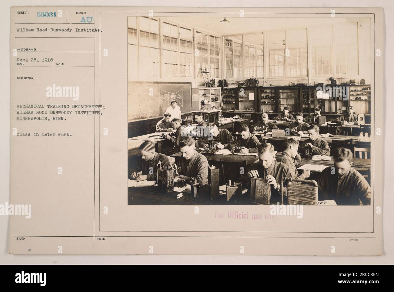 Mechanische Trainingseinheiten am Wilham Hood Dunwoody Institute in Minneapolis, Minnesota. Foto aufgenommen am 28. Dezember 1918. Die Abbildung zeigt eine Klasse, die sich auf die Arbeit mit Zählern konzentriert. Das Foto ist mit „nur zur offiziellen Verwendung“ gekennzeichnet. Fotograf: Unbekannt. Stockfoto