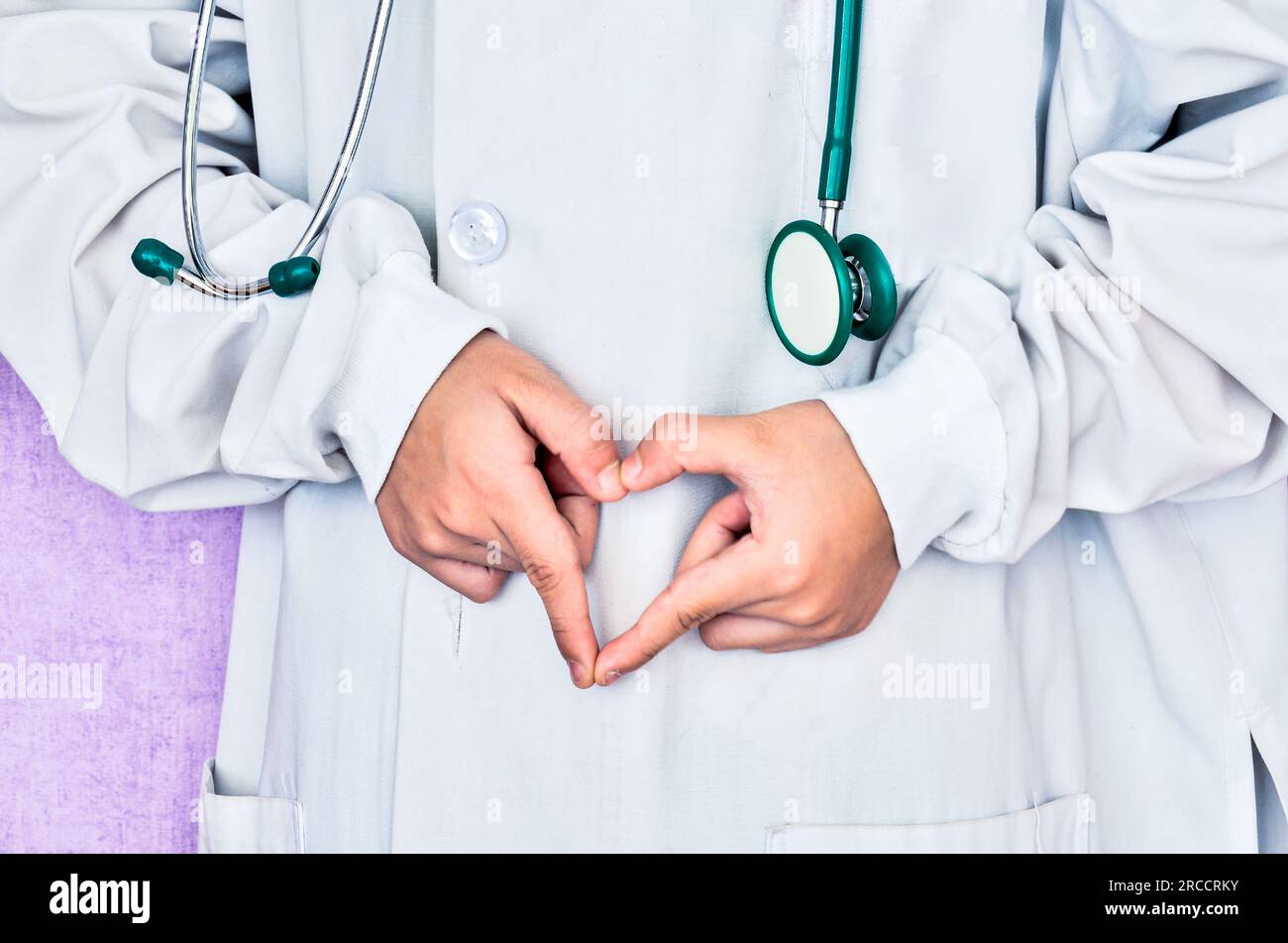 Ein medizinisch positiver Blickwinkel Arzt mit Herz Stockfoto