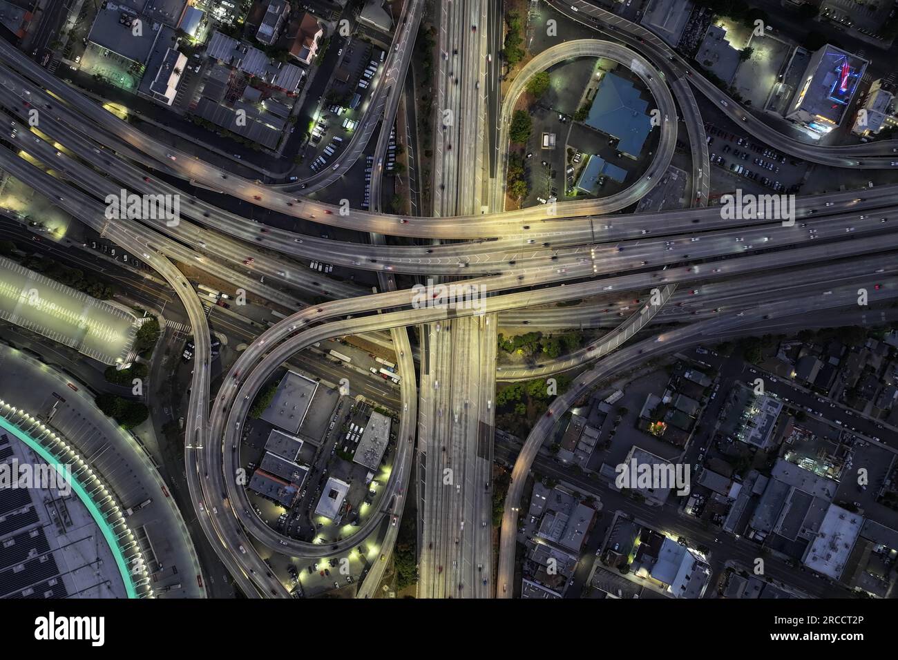 Eine allgemeine Gesamtansicht des Interstate 110 Harbor Freeway und des vierstöckigen Autobahnkreuzes US 101, Donnerstag, 13. Juli 2023, in Los Angeles. Stockfoto