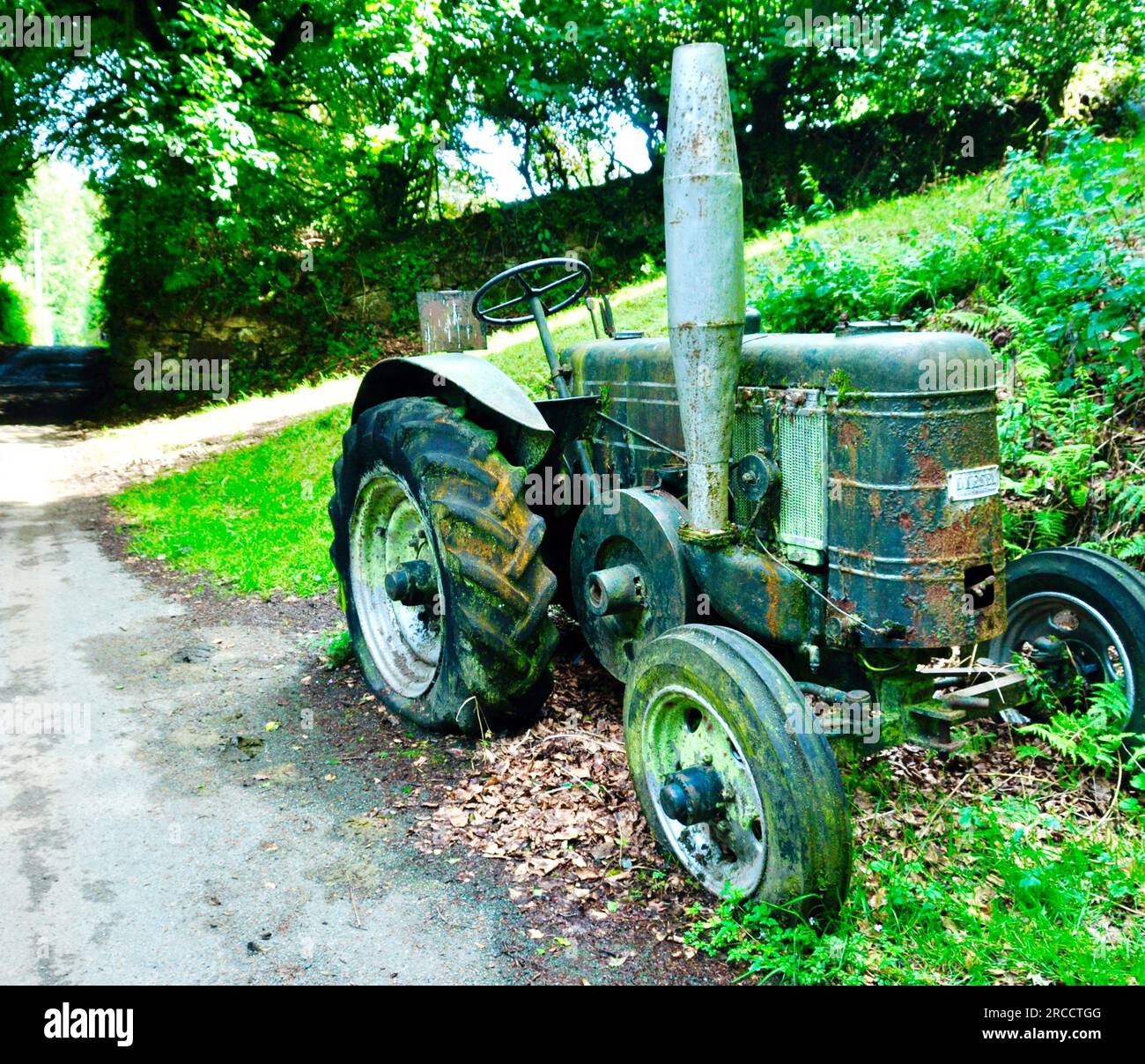 Bessere Tage gesehen – Old Tractor on Public Highway, Belstone, Devon, England. Stockfoto