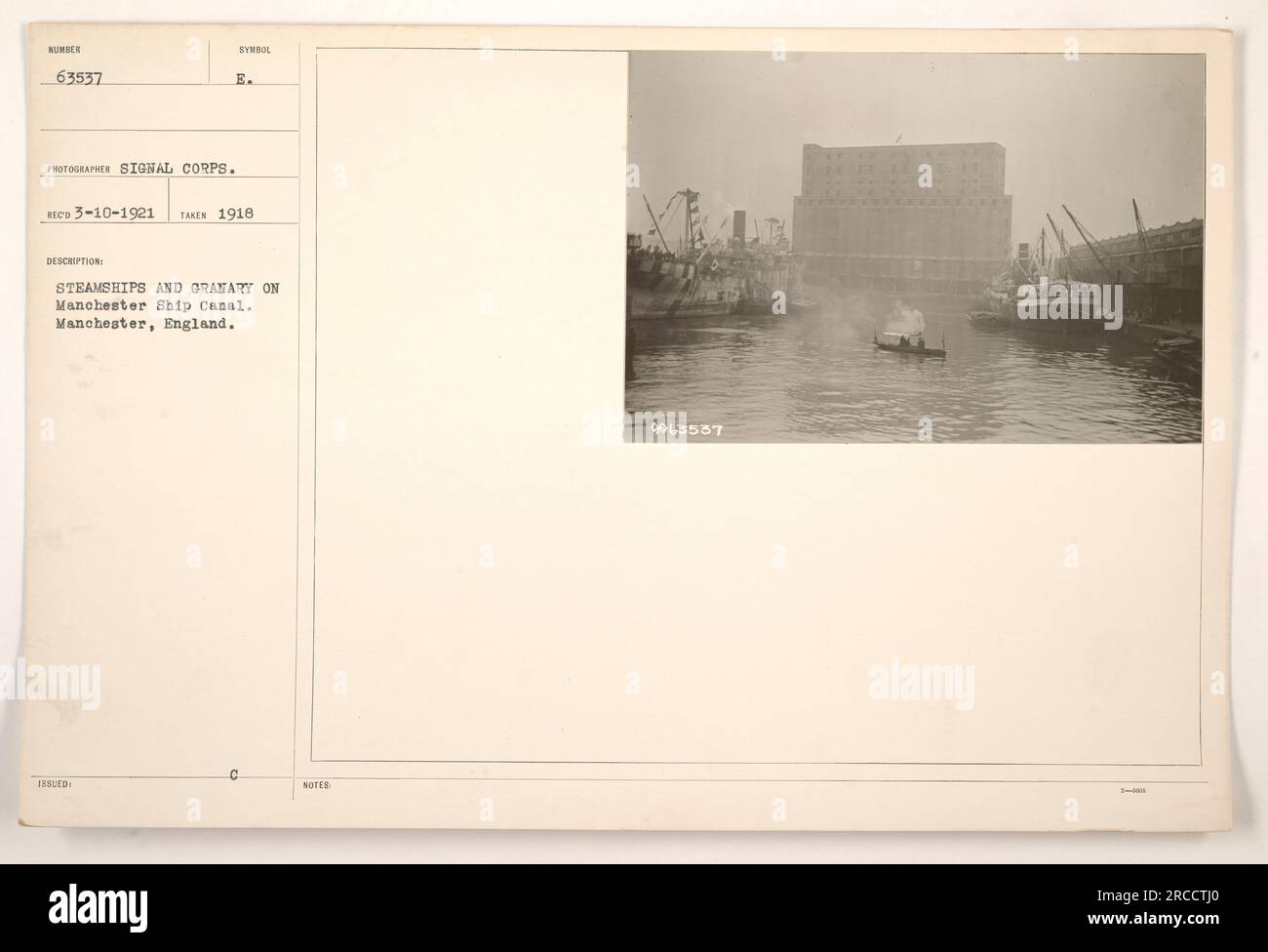Ein Foto aus dem Jahr 1918 zeigt einen Blick auf Dampfschiffe und eine Granaranlage auf dem Manchester Ship Canal in Manchester, England. Das Bild wurde vom Signalkorps aufgenommen und mit dem Symbol 63537 versehen. In der Beschreibung wird der Standort vermerkt und zusätzliche Details angegeben, während der Lichtbildausweis als 9063557 3-M400 bezeichnet wird. Stockfoto