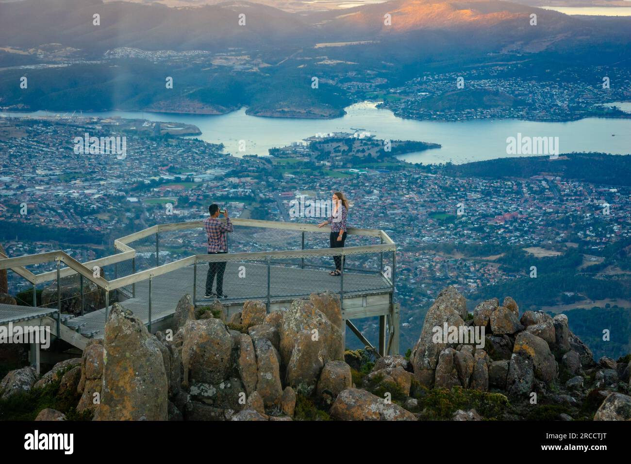 Mount Wellington, Hobart, Australien – Menschen, die Fotos über dem Hobart Lookout machen Stockfoto