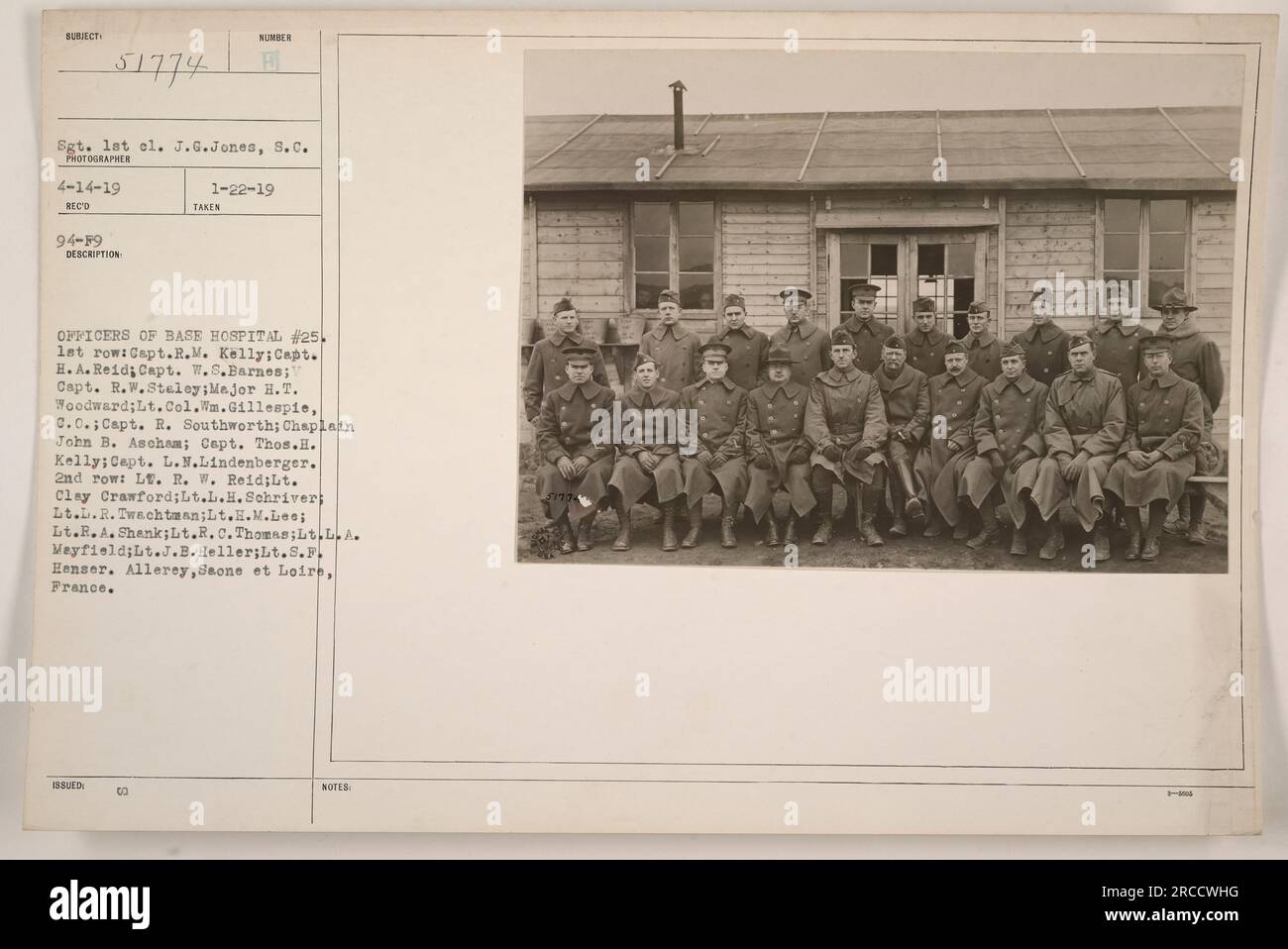 Offiziere des Base Hospital #25 in Allerey, Saone et Loire, Frankreich. Von links nach rechts sind die Offiziere in der ersten Reihe Kapitän R.M. Kelly, Kapitän H.A. Reid, Hauptmann W.S. Barnes, V. Capt. R.W. Staley, Major H.T. Woodward, Oberstleutnant Wm. Gillespie, Kapitän R. Southworth, Kaplan John B. Ascham, Kapitän Thos. H. Kelly, Kapitän L.M. Lindenberger. In der zweiten Reihe von links nach rechts: L.R. W. Reid, LT. Clay Crawford, LT. L.H. Schriver, Leutnant L.R. Twachtman, Lieutenant H.M. Lee, Leutnant R.A. Schaft, LT. R.C. Thomas, Leutnant L.A. Mayfield, Leutnant J.B. Heller, LT. 8.F. Henser. Aufgenommen am 14. April 1919 von Fotograf 4-14-19 RECO Stockfoto