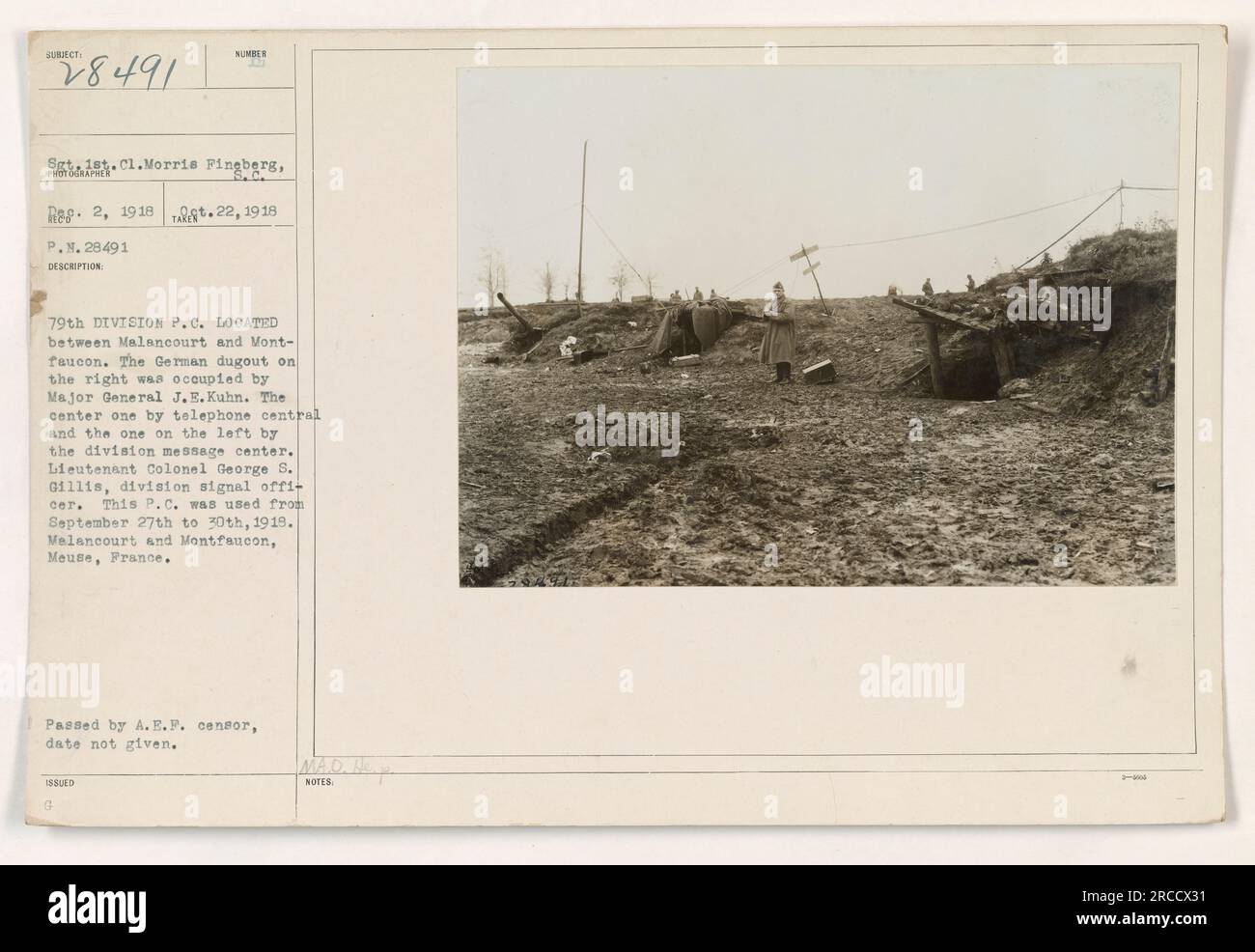 Bildunterschrift: "Foto des Hauptquartiers der 79. Division in Melancourt und Montfaucon, Frankreich während des 1. Weltkriegs Das Bild zeigt einen deutschen Dugout, der von Major General J.E. besetzt ist Kuhn auf der rechten Seite, eine Telefonzentrale in der Mitte, und die Zentrale auf der linken Seite. Lieutenant Colonel George S. Gillis, Divisionssignaloffizier, ist ebenfalls abgebildet. Diese Zentrale wurde vom 27. Bis 30. September 1919 genutzt. Foto von A.E.P.-Zensor übergeben, Datum nicht angegeben." Stockfoto