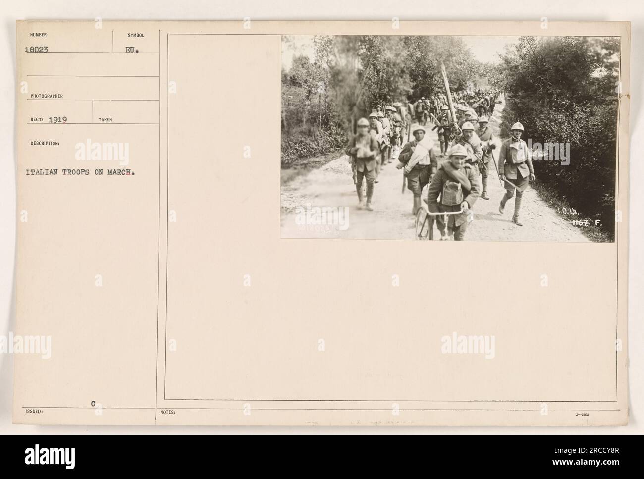Italienische Truppen marschierten im Ersten Weltkrieg. Man sieht die Soldaten mit ihren Waffen in einer disziplinierten Formation laufen. Dieses Foto wurde 1919 aufgenommen und ist Teil einer Serie, die amerikanische Militäraktionen während des Krieges dokumentiert. Das Bild trägt die Bezeichnung '111-SC-18023' und wird als '188VED' beschrieben mit dem Hinweis: 'HAT ITALIENISCHE TRUPPEN AM MÄRZ ENTFÜHRT. C-SYMBOL EU. ANMERKUNGEN: NE 1167." Stockfoto