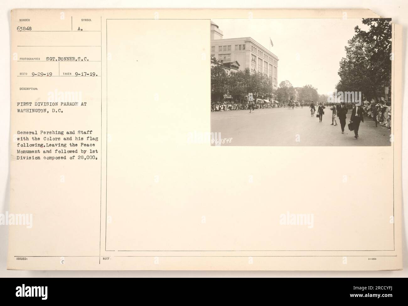 General Pershing und seine Mitarbeiter leiten die Parade in Washington, D.C. gefolgt von der 1. Division, die aus 28.000 Soldaten besteht. Das Foto wurde von Sergeant Bonner am 17. September 1919 aufgenommen. Stockfoto