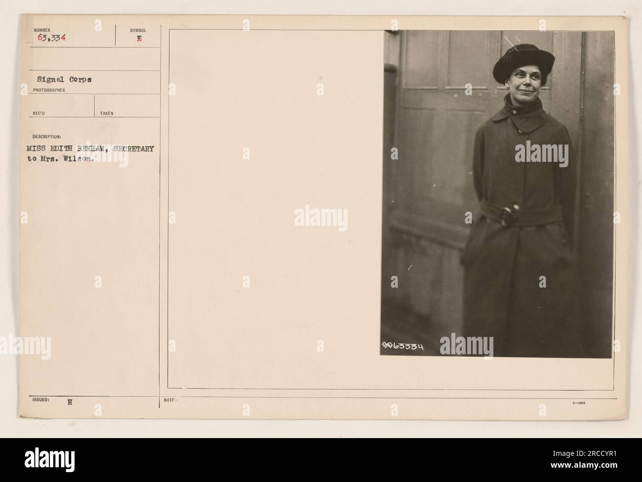 Miss Edith Benham, Sekretärin von Mrs. Wilson, wurde während des Ersten Weltkriegs fotografiert. Sie diente als Sekretärin für Mrs. Wilson und war an wichtigen militärischen Aktivitäten beteiligt. Das Foto ist Teil der Sumber 63.334 Signal Corps Kollektion und ist zur Identifizierung und Beschreibung mit einem B-Symbol versehen. Stockfoto
