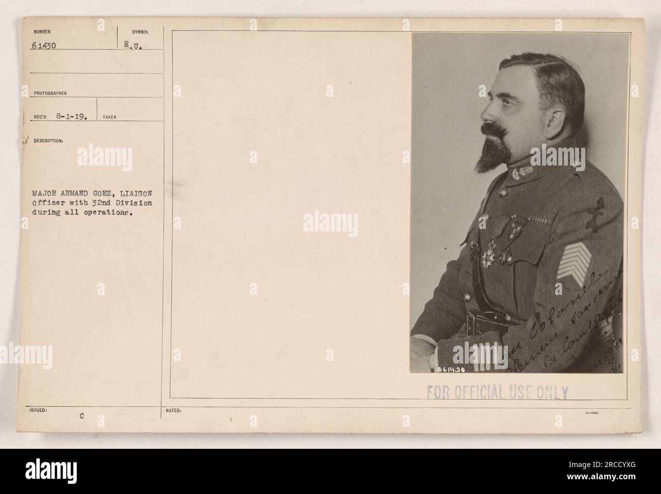 Das Foto zeigt Major Armand Goez, einen Verbindungsbeamten der 32. Division, während des Ersten Weltkriegs. Das Bild wurde an einem nicht näher bezeichneten Datum aufgenommen und trägt die Kennnummer 61430 mit einem offiziellen Vermerk, aus dem hervorgeht, dass es am 1. August 1919 eingegangen ist. Das Bild enthält Anmerkungen in französischer Sprache, in denen „Colonele meus sauren la Compa“ erwähnt und mit „NUR FÜR DEN OFFIZIELLEN GEBRAUCH“ gekennzeichnet wird. Stockfoto