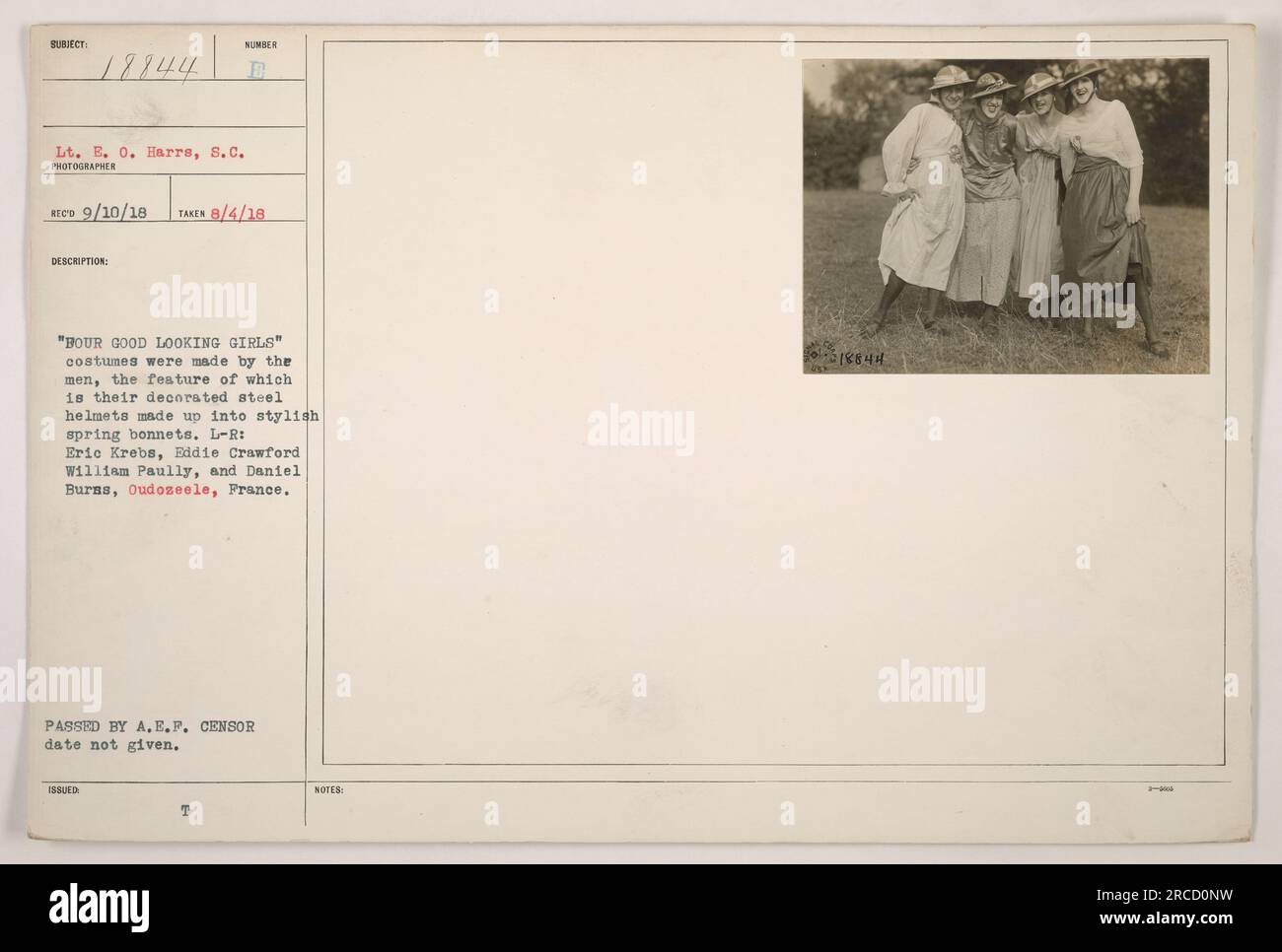 Leutnant E. O. Harris, S.C., wird zusammen mit seinen Kameraden Eric Krebs, Eddie Crawford William Paully und Daniel Buras am 4. August 1918 in Oudoseele, Frankreich, abgebildet. Die Männer haben ihre Stahlhelme benutzt, um modische Federhauben zu bauen, als Teil von Kostümen, die sie selbst gemacht haben. Dieses Foto wurde vom Fotografen Rico am 10. September 1918 aufgenommen, wobei die Ausgabe des Bildes vom A.E.F.-Zensor bestätigt wurde. Stockfoto