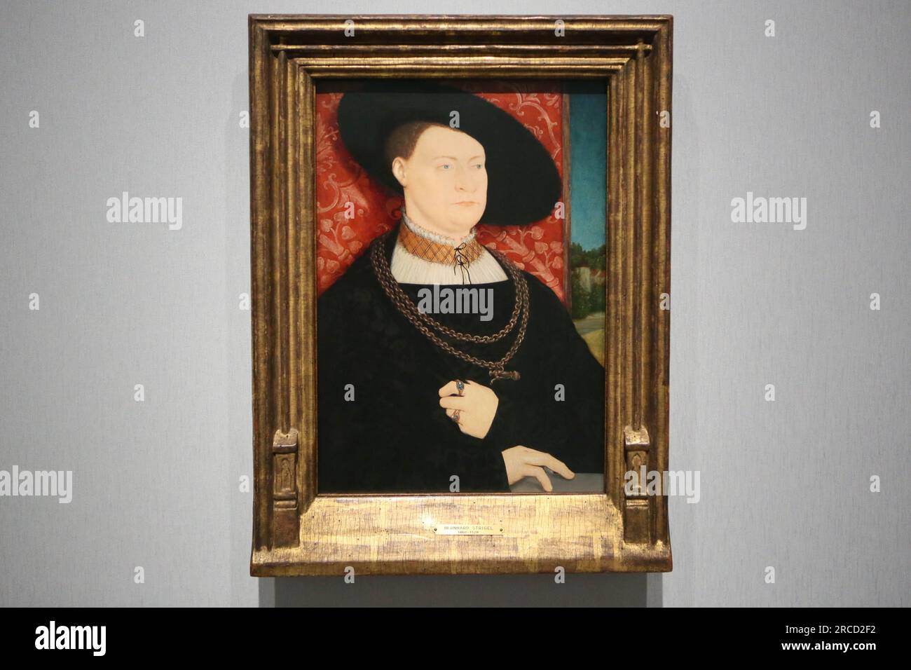 Schanghai. 22. Juni 2023. Dieses am 13. Juli 2023 aufgenommene Foto zeigt das Gemälde „Portrait of a man“ von Bernhard Strigel in der Ausstellung „The Greats of Six Centuries: Meisterwerke aus dem Museo Nacional Thyssen-Bornemisza“ im Museum of Art Pudong (KARTE) im Schanghai in Ostchina. Die Ausstellung mit einer Auswahl von 70 Gemälden aus sechs Jahrhunderten wurde am 22. Juni 2023 auf DER KARTE für die Öffentlichkeit geöffnet und dauert bis zum 12. November dieses Jahres. Kredit: Xin Mengchen/Xinhua/Alamy Live News Stockfoto