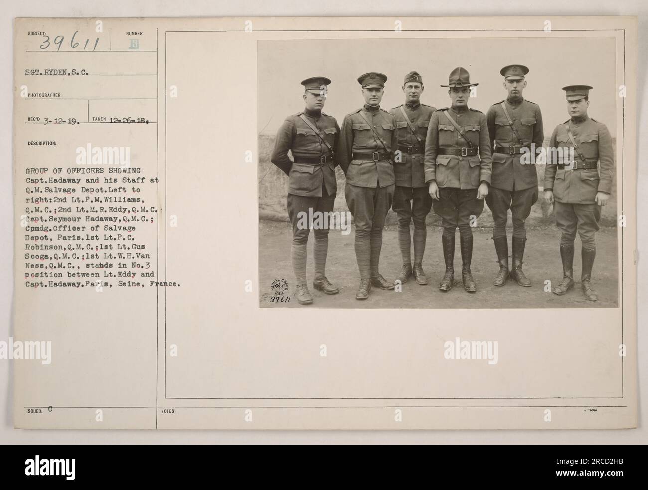 Offiziersgruppe beim Q.M. Bergungslager in Paris, Frankreich. Captain Hadaway und seine Mitarbeiter sind dabei. Von links nach rechts: 2. LT. P.M. Williams, Q.M.C.; 2. LT. M. R. Eddy, Q.M.C.; Captain Seymour Hadaway, Q.M.C.; 1. LT. P.C. Robinson, Q.M.C.; 1. LT. Gus Scoga, Q.M.C.; 1. LT. W. H. Van Ness, Q.M.C. Captain Hadaway ist der befehlshabende Offizier. Foto aufgenommen von S. C. Ryden am 12. März 1919. Stockfoto