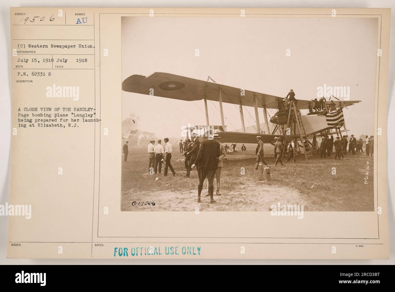 Ein Handley-Page-Bombenflugzeug namens „Langley“ wird für den Start in Elizabeth, New Jersey, im Juli 1918 vorbereitet. Dieses Foto mit der Nummer 62331 wurde von dem Fotografen Nour AU für Western Newspaper Union aufgenommen. Es ist als 017506 klassifiziert und nur für den offiziellen Gebrauch bestimmt. Stockfoto