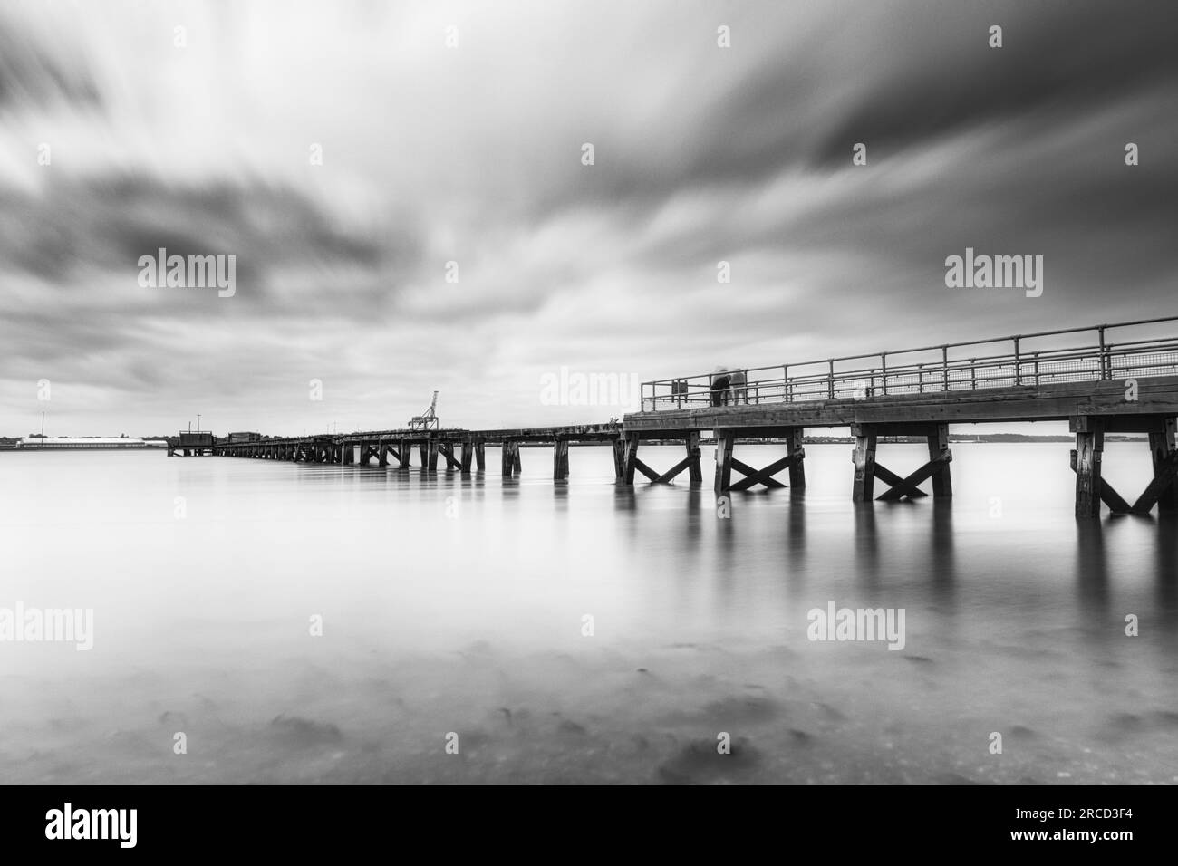 Shotley Pier in Suffolk mit Langzeitanlage Stockfoto