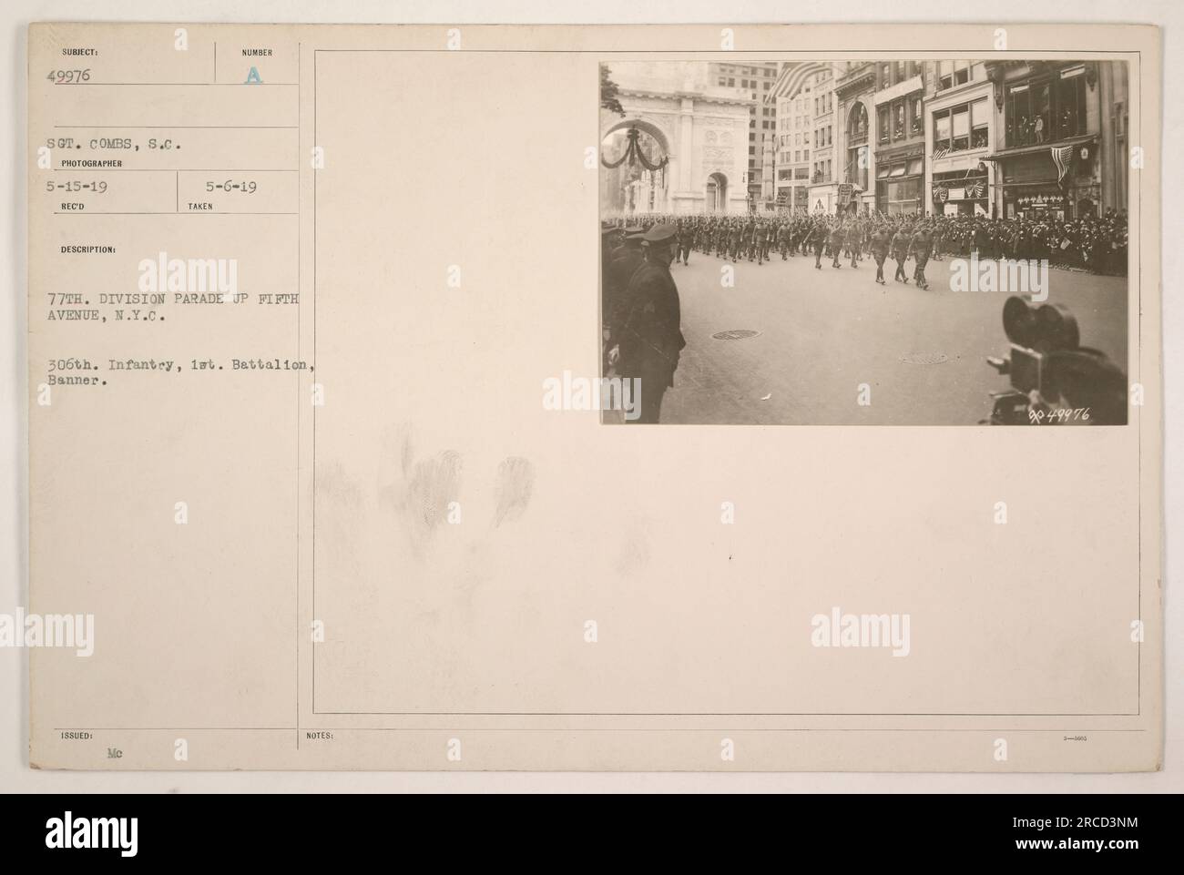 77. Soldaten der Division marschieren in einer Parade auf der 5. Avenue in New York City. Das Foto zeigt speziell die 306. Infanterie, das 1. Bataillon mit einem Banner. Das Foto wurde von S.C. aufgenommen Kämme am 15. Mai 1919 und am 6. Mai 1919 erhalten. Sie ist mit der Beschreibung „188UED“ beschriftet, und in den Hinweisen steht „NUMMER 5-6-19 NIMMT 77. DIVISION PARADE AUF DER FIFTH AVENUE, NEW YORK Ich 306. Infanterie, ist. Bataillon, Banner. Stockfoto