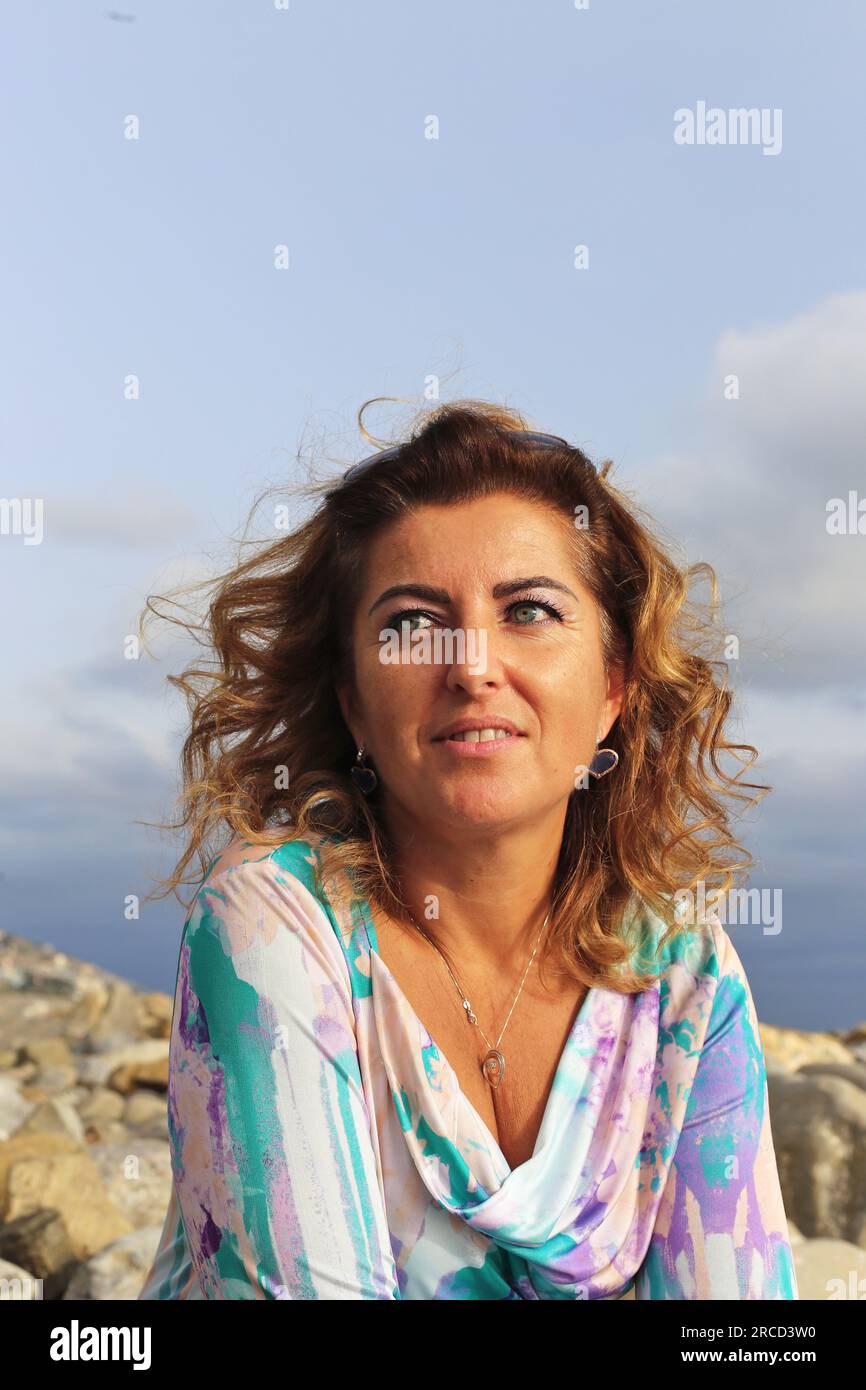 Porträt einer Seniorin auf Strandurlaub Stockfoto