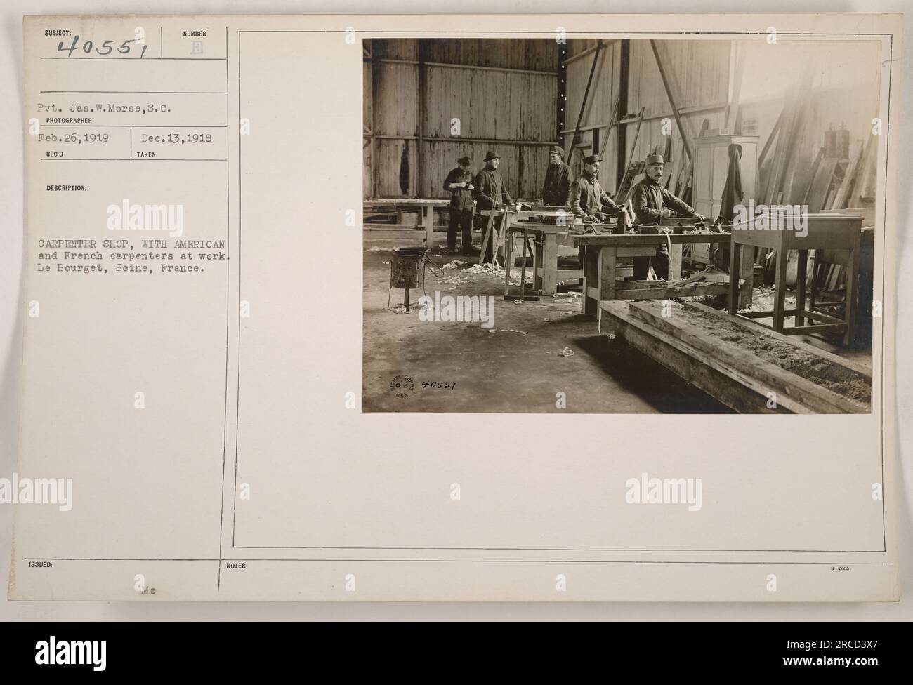 Amerikanische und französische Zimmerleute arbeiten zusammen in Le Bourget, Frankreich. In der Abbildung wird Privates Jas dargestellt. W. Morse und E. S.C., die am 26. Februar 1919 ein Foto machten, in einem Schreinerladen. Dieses Foto wurde am 13. Dezember 1918 aufgenommen. Stockfoto