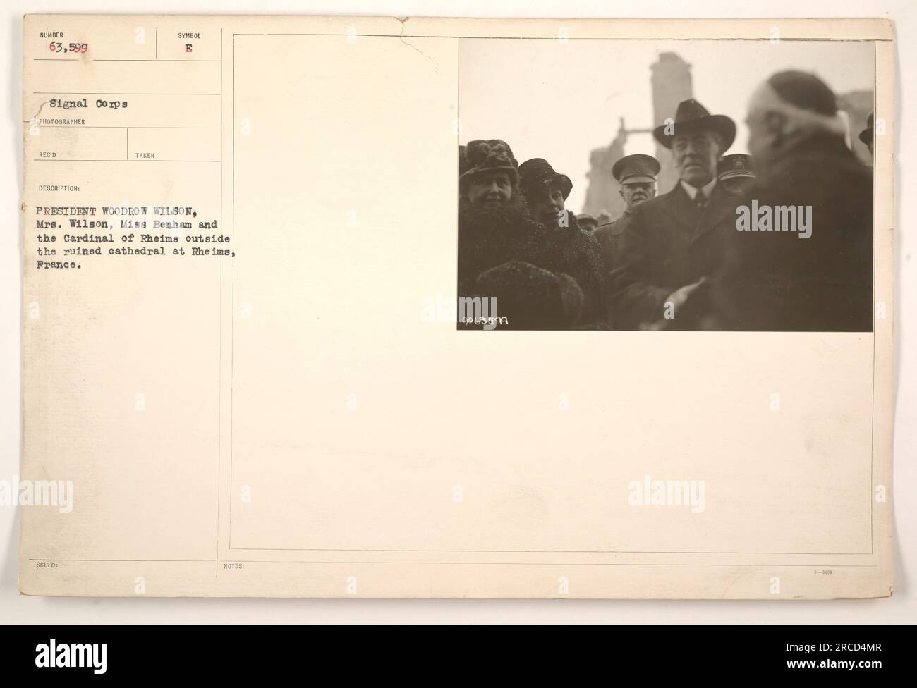 Präsident Woodrow Wilson, begleitet von seiner Frau, Mrs. Wilson, und Miss Benham, wird vor der zerstörten Kathedrale in Reims, Frankreich, gesehen. Ebenfalls anwesend ist der Kardinal von Reims. Das Foto wurde vom Signalkorps aufgenommen und hat die Nummer 63.599. Dieses Bild ist mit der Beschreibung „Präsident Woodrow Wilson, Mrs. Wilson, Miss Benhem und der Kardinal von Reims vor der zerstörten Kathedrale in Reims, Frankreich“ beschriftet, und die Protokolle zeigen, dass es als Teil der Sammlung von 1580ED aufgenommen wurde. Das Foto ist auch mit dem Symbol E gekennzeichnet, und es wurde ein Rezeptionsgutschein ausgehändigt. Stockfoto