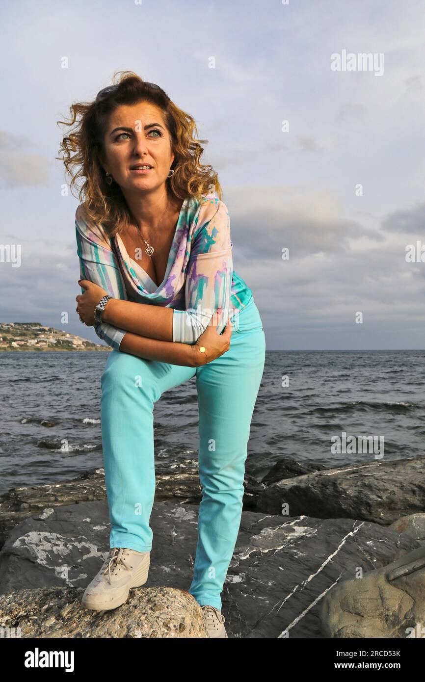 Porträt einer Seniorin auf Strandurlaub Stockfoto