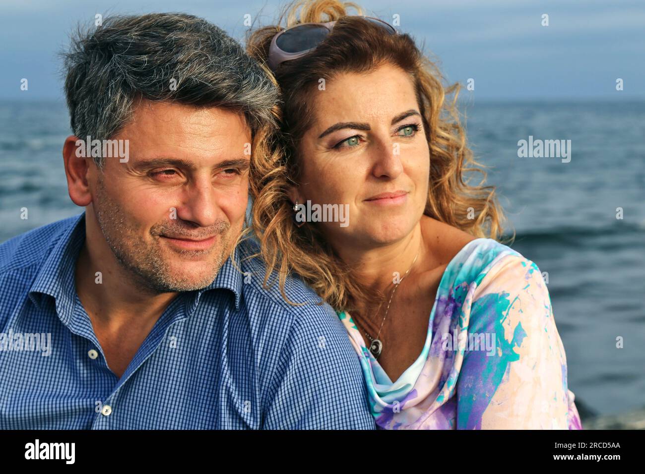 Porträt eines älteren Paares auf Strandurlaubsreisen Stockfoto