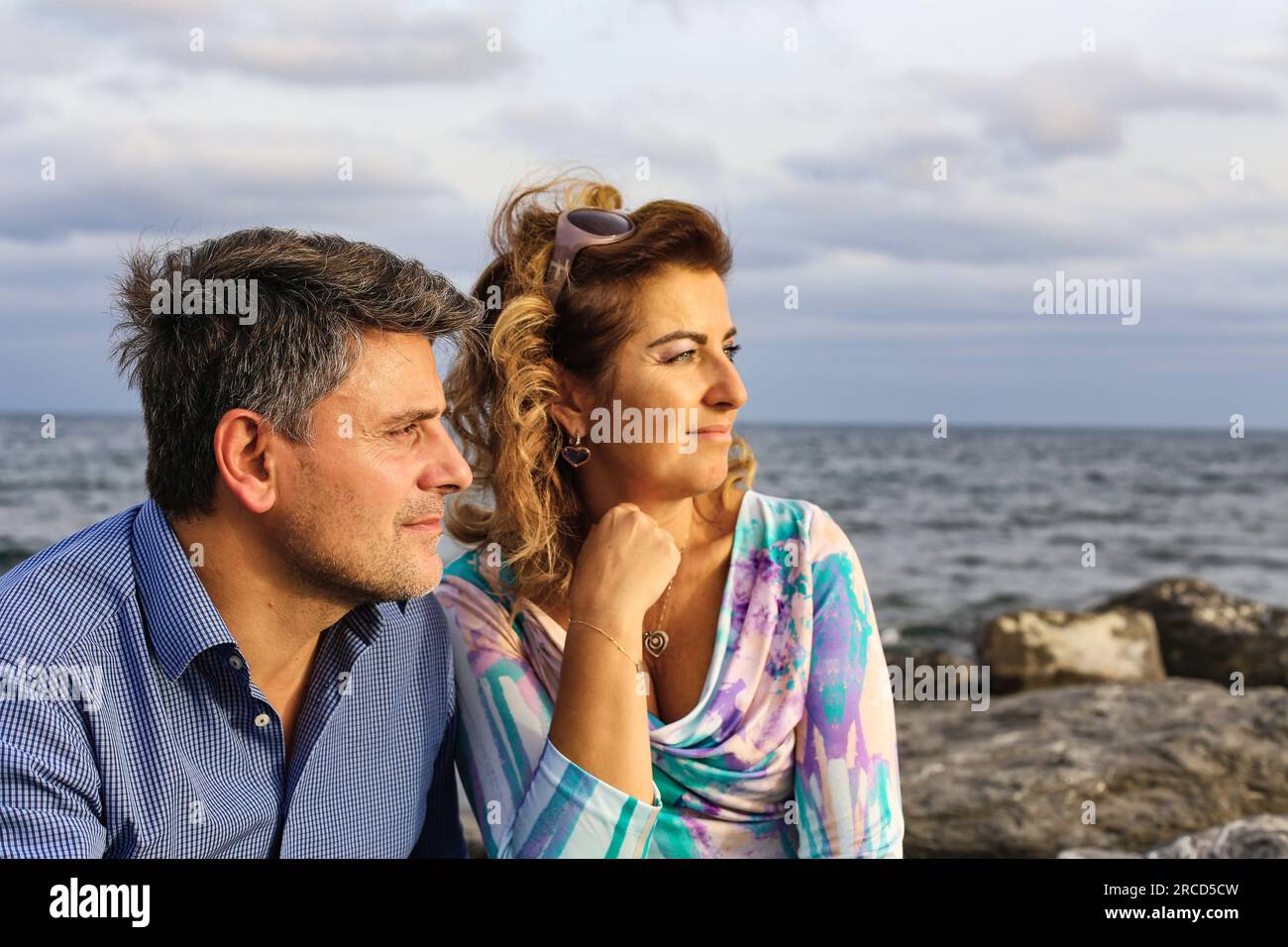 Porträt eines älteren Paares auf Strandurlaubsreisen Stockfoto