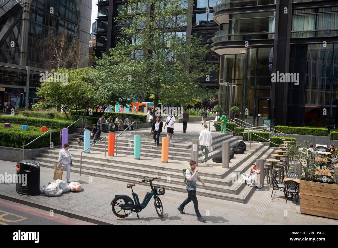 Fußgänger und farbige Poller am 201 Bishopsgate in der City of London, dem Finanzviertel der Hauptstadt, am 13. Juli 2023 in London, England. Stockfoto