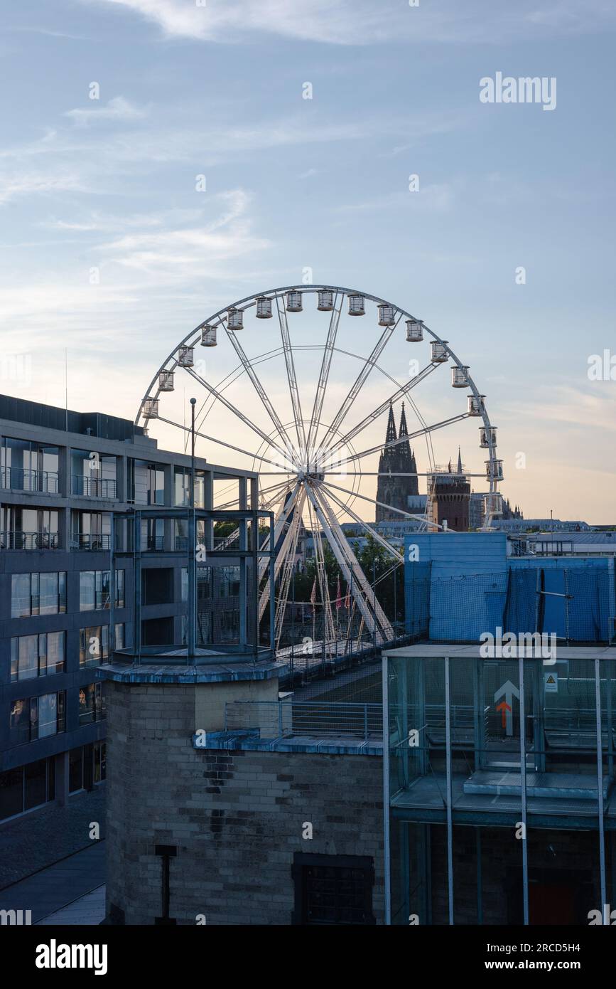 Ein Riesenrad mit dem Kölner Dom im Hintergrund, Köln, Deutschland Stockfoto