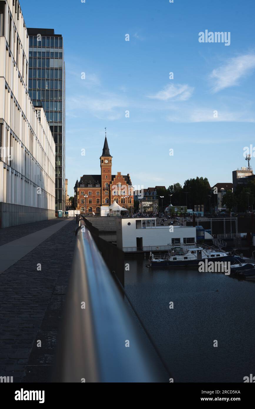 Das Hafenamt mit einem Hafen im Vordergrund, Köln, Deutschland Stockfoto