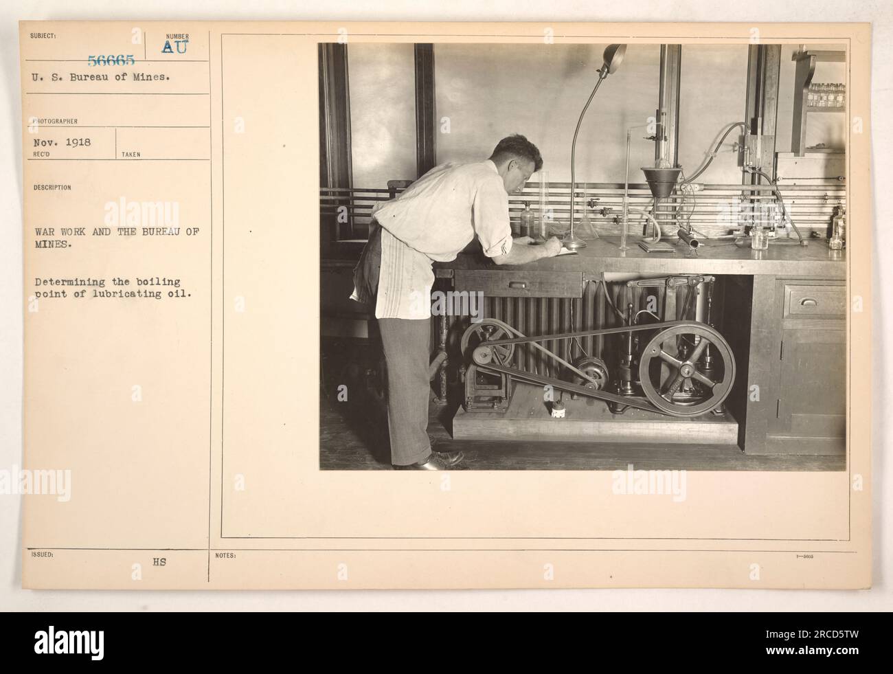 Ein Mitarbeiter in den USA Das Bureau of Mines bestimmt den Siedepunkt von Schmieröl während des Krieges. Dieses Foto wurde im November 1918 als Teil der Dokumentation der Kriegsarbeit und der Aktivitäten des Büros für Bergbau aufgenommen. Stockfoto